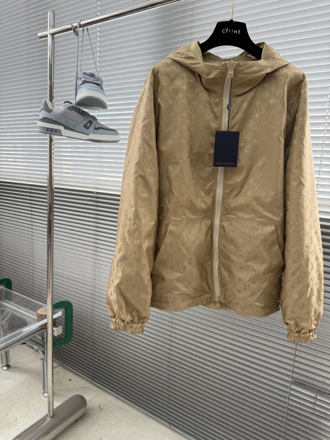 NO:953724,-Donkey Brand Monogram SS26 double-sided printed windproof zipper elastic cuff label jacket size: S M L  & coats,19860909-驴牌 Monogram SS26 双面印花防风拉链松紧袖口标签 夹克外套 尺码:S M L XL 尺码衣长胸围 肩宽 袖长 S 67122 45 66 M 69 126 46 67 L 71130 47 68 XL 73134 48 69,,louis vuitton,jackets & coats,jackets & coats,,Men's clothing
