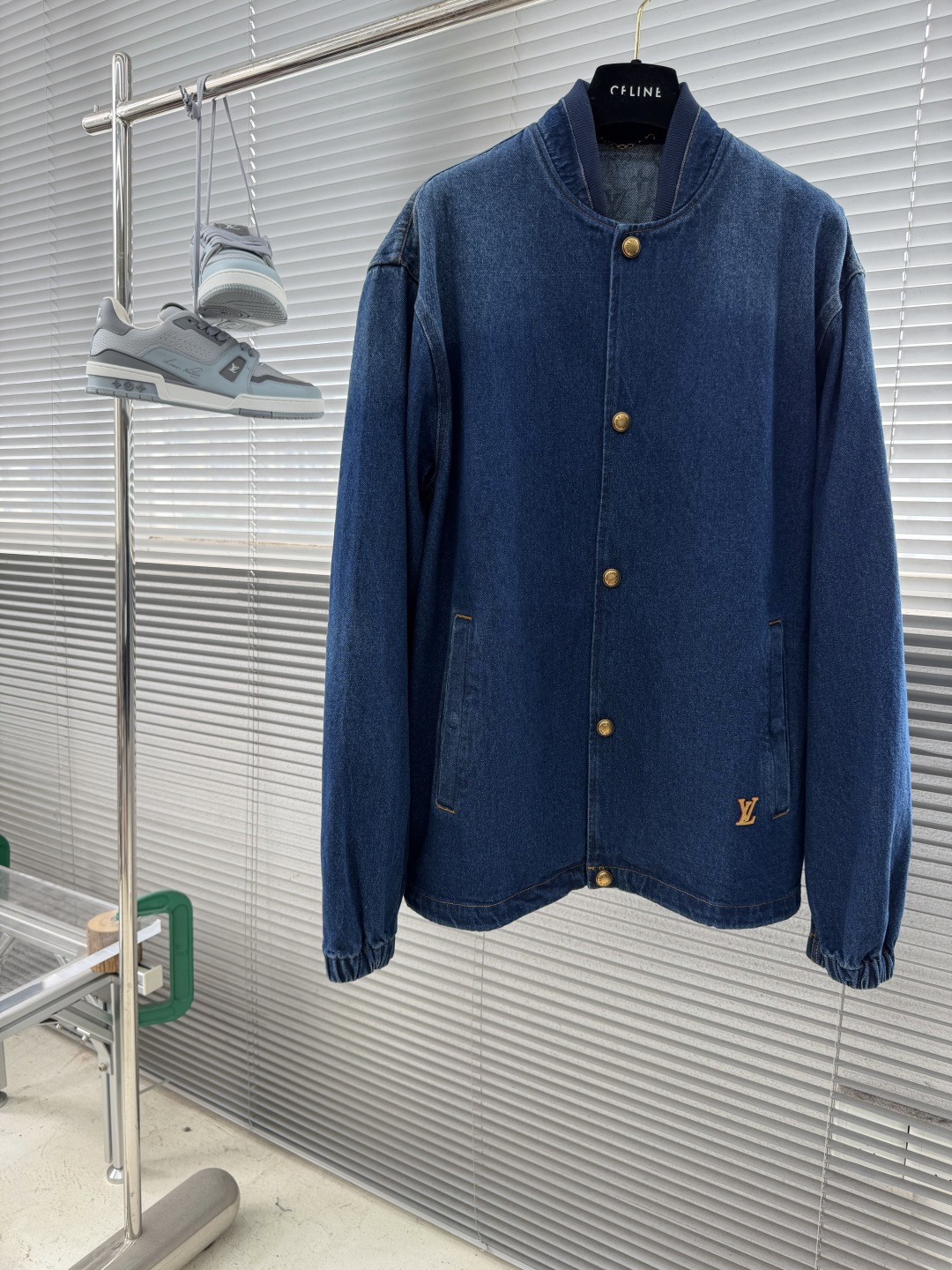 NO:938214,Tops and trousers -Donkey brand 26 new Monogram early autumn series denim jacket for men, high version. Size S.M.L.19860909上衣 长裤 -驴牌 26新款Monogram 早秋系列 牛仔外套男款 高版本. 码数S.M.L.XL 衣长75757676 胸围 116 124128 肩宽48505254 袖长65666768,,louis vuitton,jackets & coats,,Men's clothing
