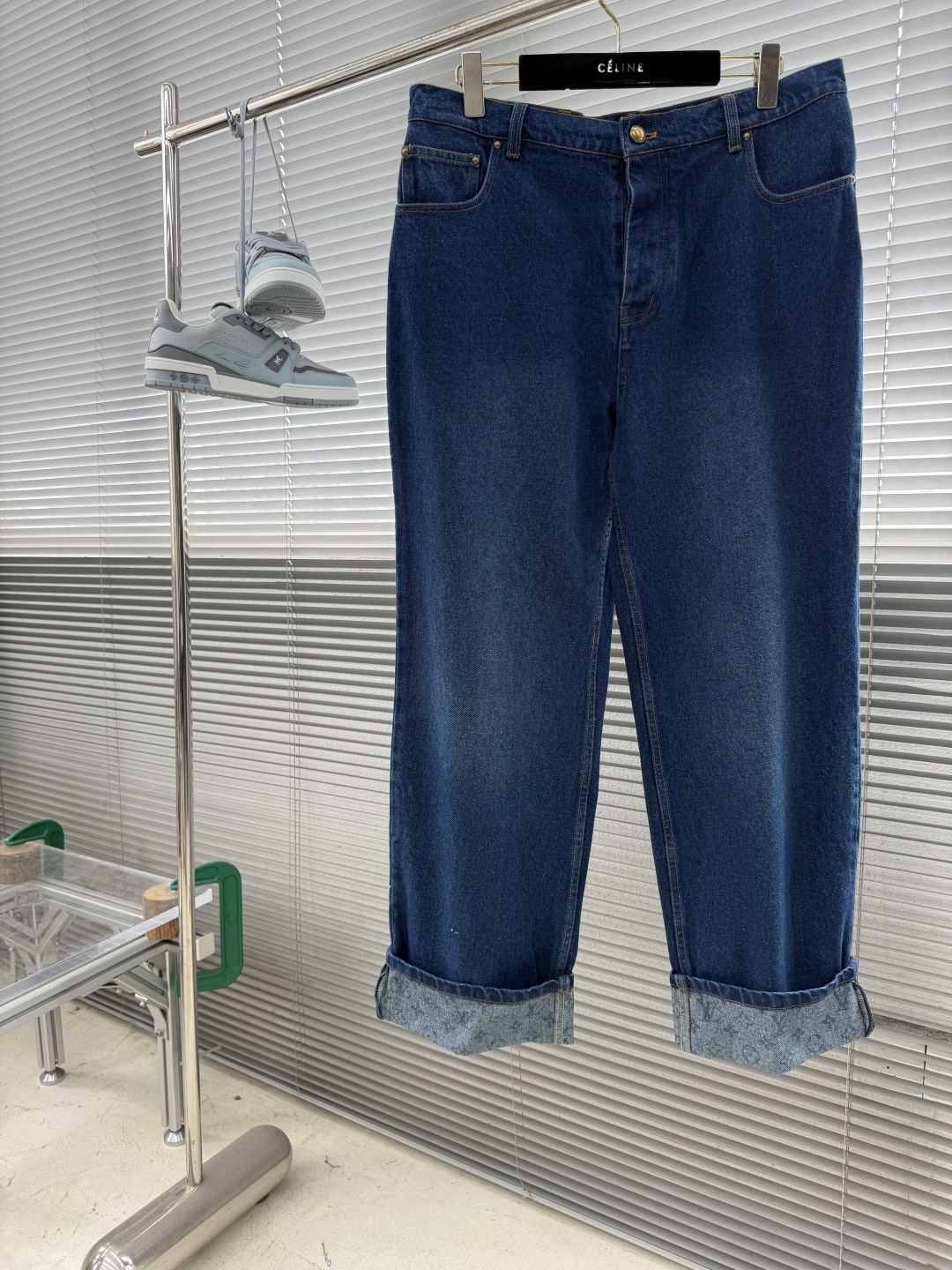 NO:938212,Pants and tops - Donkey brand 26 new Monogram early autumn series buttoned five-pocket straight wide-leg cuffed jeans men's high version. Size S.M.L.19860909长裤 上衣 -驴牌 26新款Monogram 早秋系列 纽扣五口袋直筒阔腿翻边 牛仔裤 男款 高版本. 码数S.M.L.XL 裤长  101101 腰围80848892 臂围 104 108 112 116,,louis vuitton,jeans,,Men's clothing