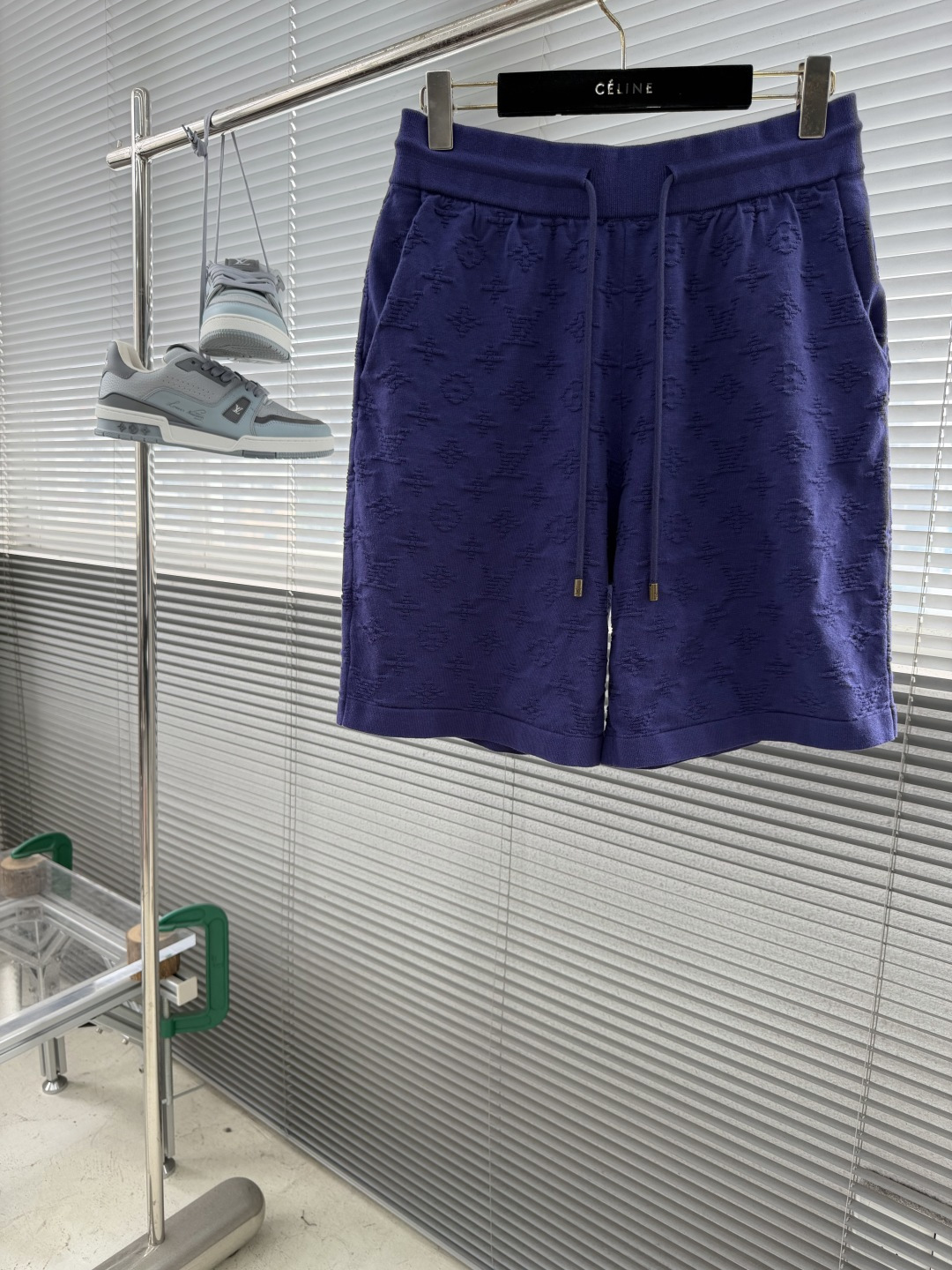 NO:955077,- Donkey Brand 26ss new Monogram all-print knitted drawstring shorts are woven using the same computerized jacquard machine as the original. The density, spacing and texture of the Monogram presbyopia are 1:1 aligned, with no misalignment or jumpers, and are completely consistent with the original visual effect. It restores the exquisite workmanship of 1V high-end garments. The interior is all overlocked, with no raised threads and zero friction on the upper body, perfectly replicating the authentic wearing experience.  Size S.M.L.XL,,louis vuitton,shorts,19860909-驴牌 26ss新款Monogram满印针织抽绳短裤,全程采用和正品同源的电脑提花机织造,Monogram老花的密度、间距和纹理1:1对齐,无错位、无跳线,和原版的视觉效果完全一致. 还原了1V高端成衣的精致做工. 内里全部采用包缝处理,无凸起线头,上身零摩擦感,完美复刻正品的穿着体验. 码数S.M.L.XL,,louis vuitton,shorts,,Men's clothing