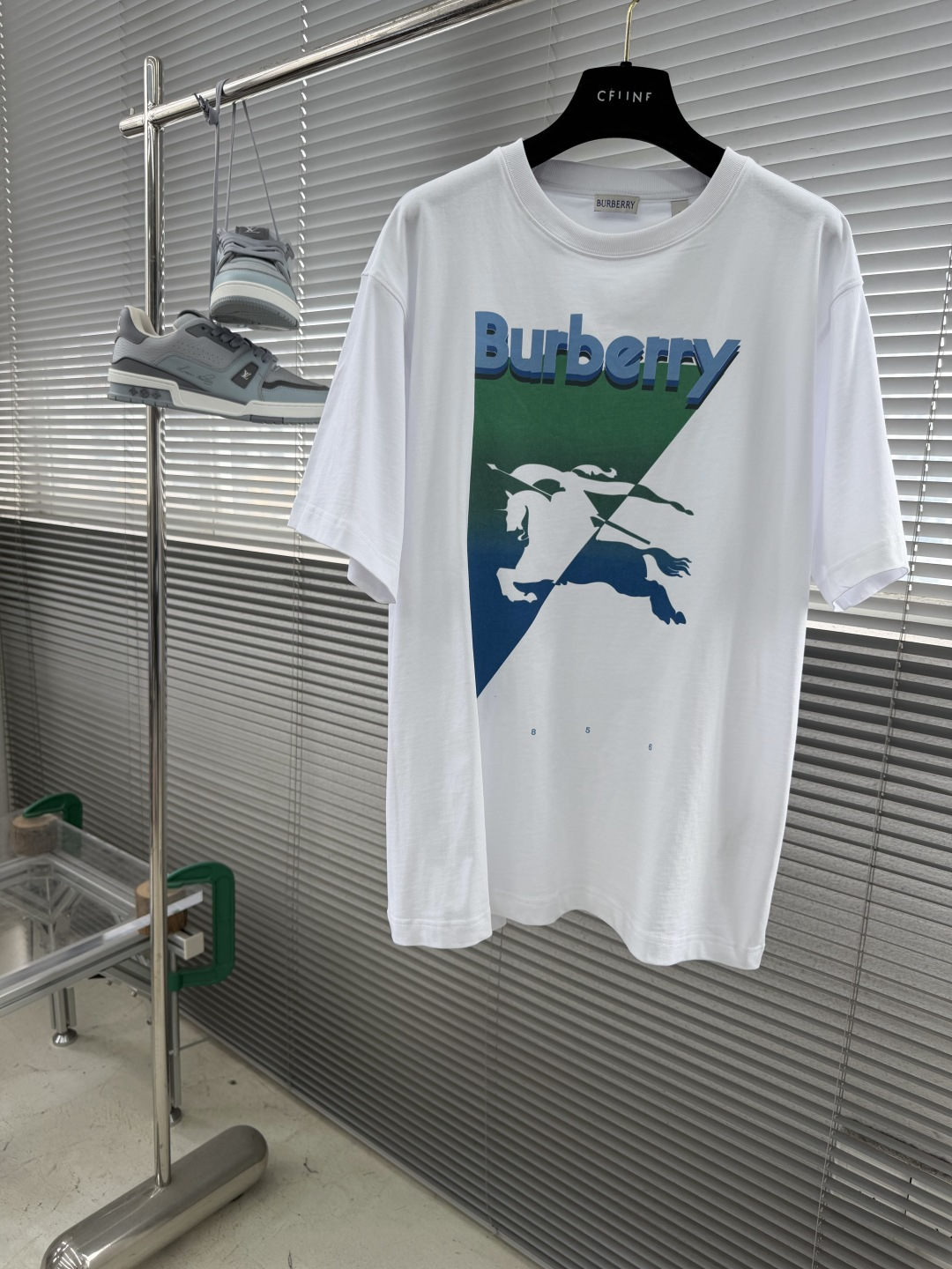 NO:904928,/1 piece 1/2 piece (all sizes) -BBR equestrian knight logo printed short sleeves  Double-ply combed ring-spun cotton knitted fabric is selected, and the plain knitted fabric is woven using a compact spinning process. It has a solid weight and a stylish drape. Its knitted structure has soft elasticity, is wear-resistant and anti-pilling, and will not loosen after long-term wear. The surface texture is fine and smooth, with very little lint, and has excellent breathability and perspiration performance. It will not make you sweat when worn alone in spring and summer, and it will be soft and waxy against the skin without itching.  The cotton material has been pre-shrunk and washed to shape, so it is not easy to shrink and deform in daily machine washing. The black model is solid and lock-dyed, and the white model is clean and resistant to yellowing. Different from the single offset printing on the market, it adopts the dual composite process of digital base printing + manual plate squeegee and foaming. First, digital direct injection is used as the base to accurately restore the blue and green triangle gradient color, transitioning from light blue to deep sea blue. The silhouette of the war horse knight has natural layers, no noise in the gradient, no blurring, and accurately locks the color background of the pattern;  In the second step, the printer manually scrapes the foaming slurry on the table (scraping and printing three times before and after). After high-temperature baking, the printing will naturally be slightly convex, and it will feel three-dimensional and full. The foam glue has strong adhesion and will not crack or peel after repeated rubbing and washing. Reinforced ribbed round neck, high-elastic cotton rib closing, double-line seam turning, no curling or deformation after long-term wear and tear.  The cuffs and hem are uniformly routed using double-needle chain-turning. The routing is dense and neat, and the seams are firm to prevent the threads from falling off after washing; Size: SML19860909/1件 1/2件（齐码） -BBR 马术骑士徽标印花短袖 甄选双股精梳环锭棉针织面料,采用紧密纺工艺织就平纹针织布,克重扎实垂坠有型.其针织结构自带柔和弹力,耐磨抗起球,久穿不易松垮；表面肌理细腻平滑,绒毛极少,透气排汗性能俱佳,春夏单穿不闷汗,贴肤软糯无刺痒感. 棉料经过预缩水洗定型处理,日常机洗不易缩水变形,黑款固色锁染、白款洁净耐黄变； 区别市面单一胶印,采用数码底印+手工台版刮浆发泡双重复合工艺.先用数码直喷打底,精准还原蓝绿三角渐变配色,从浅青过渡到深海蓝,战马骑士剪影层次自然,渐变无杂色、不糊边,精准锁定图案色彩底色； 第二步通过印花师手工台版刮涂发泡浆料,（前后进行三次刮印）高温烘培后印花自然微微凸起,摸上去立体饱满,发泡胶附着力强悍,反复揉搓、水洗不开裂、不掉皮； 加固罗纹圆领,高弹棉罗纹收口,双线锁边车工,久穿拉扯不卷边、不变形. 袖口、衣摆统一采用双针锁链车工走线,走线密实工整,锁边牢固,杜绝洗后崩线脱线； 码数:SMLXL 尺码衣长胸围肩宽 S 69.5 11048 M 7111449 L 72.5 118 XL 74122 51,,T-shirt,,Men's clothing