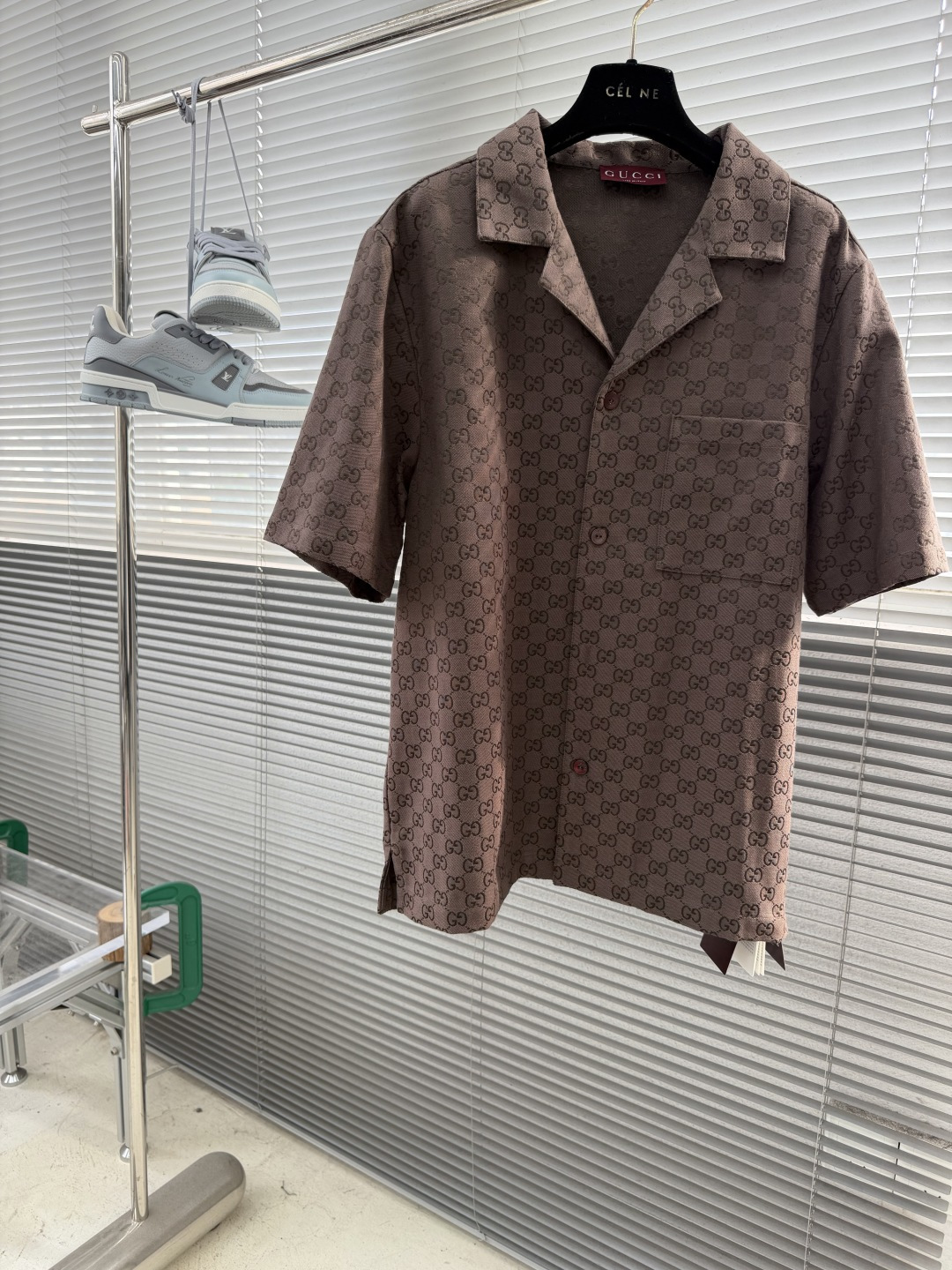 NO:909007,Tops Shorts - GUCC dark brown presbyopic Cuban jacquard short-sleeved shorts set with classic GG presbyopic pattern, low-key retro and luxurious. The cotton fabric is breathable and comfortable, perfect for summer! The Cuban collar design has a lazy atmosphere, loose fit, and the whole outfit has a layered feel. The dark brown tone is calm and versatile, and can be easily used for commuting, vacationing, and daily outings. It is a must-have item for 'old money style' wear!  Size 46 48 50 52 Length 68707274 Bust 114 118 122 Shoulder width 45.5 47 48.5 50,,gucci,shorts,T-shirt,19860909上衣 短裤 -GUCC 深棕老花古巴提花短袖短裤套装 经典GG老花图案,低调复古又奢华.棉质面料透气舒适,夏天穿超合适!古巴领设计自带慵懒氛围,宽松版型,整套穿着有层次感.深棕色调沉稳百搭,通勤,度假,日常出街都能轻松驾驭,是'老钱风'穿搭必备单品喜欢的抓紧下手！ 码数46 48 50 52 衣长68707274 胸围 114 118 122 肩宽45.5 47 48.5 50,,gucci,shorts,T-shirt,,Men's clothing