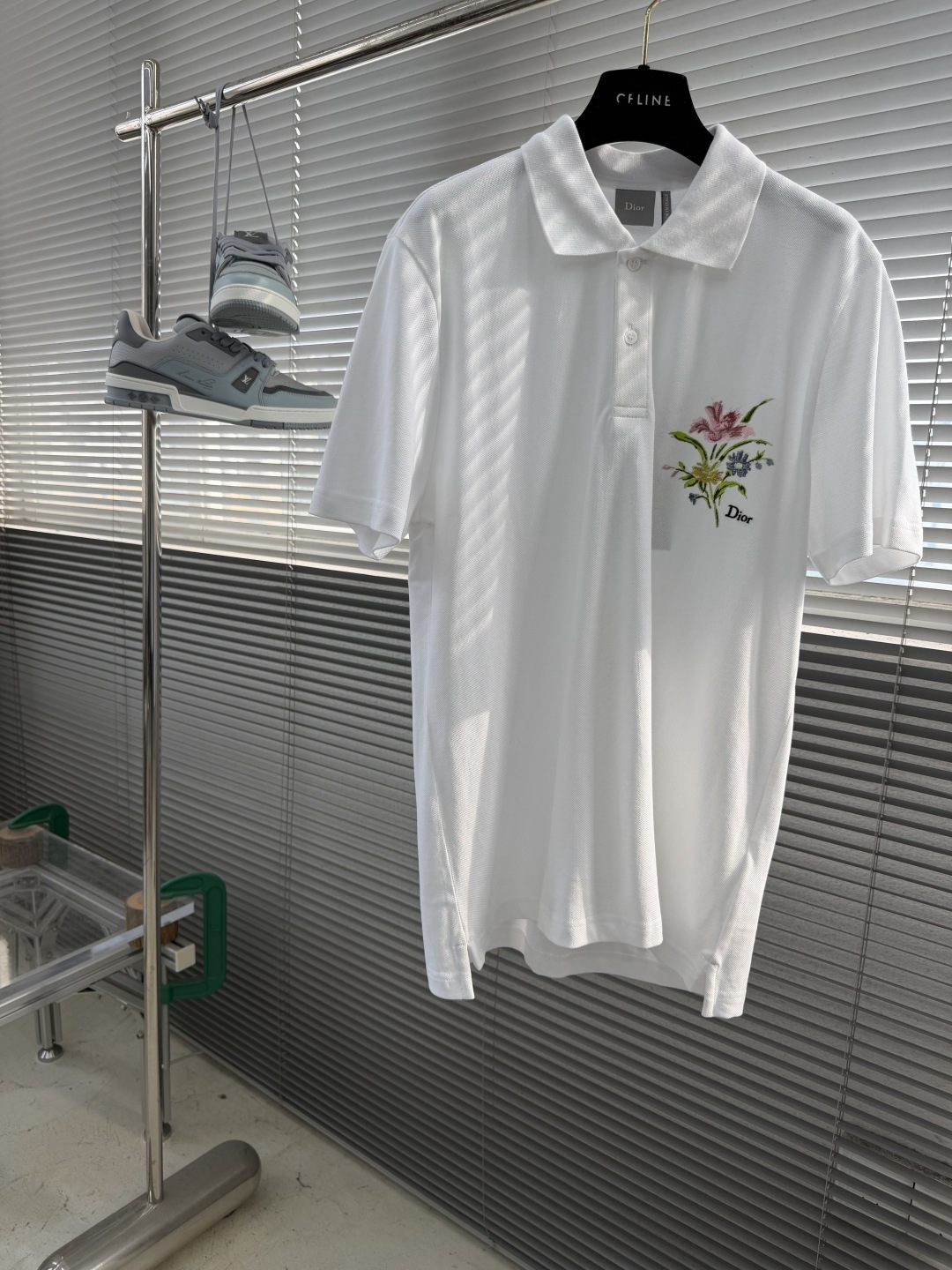 NO:908997,-Dio floral embroidery detail polo shirt. This floral embroidery on the chest is super exquisite, with a classic lapel + lettering two-button design. The cut is simple and elegant, and can be easily worn in daily or light formal occasions. The fabric is breathable and comfortable, and it is perfect for summer! The floral embroidery details make the whole look more artistic. Pair it with casual pants or jeans, and you can easily get a high-end look!  Size S M L19860909-Dio 花卉绣花细节Polo衫.这款胸前花卉刺绣超精致,经典翻领+刻字两粒扣设计,剪裁简约大方,日常或轻正式场合都能轻松驾驭.面料透气舒适,夏天穿超合适!花卉刺绣细节让整体更有艺术感,搭配休闲裤或牛仔裤,轻松get高级感穿搭！ 码数S M L XL 衣长71737577 胸围106 110 114 118 肩宽43.5 45 46.5 48,,dior,jeans,,Men's clothing