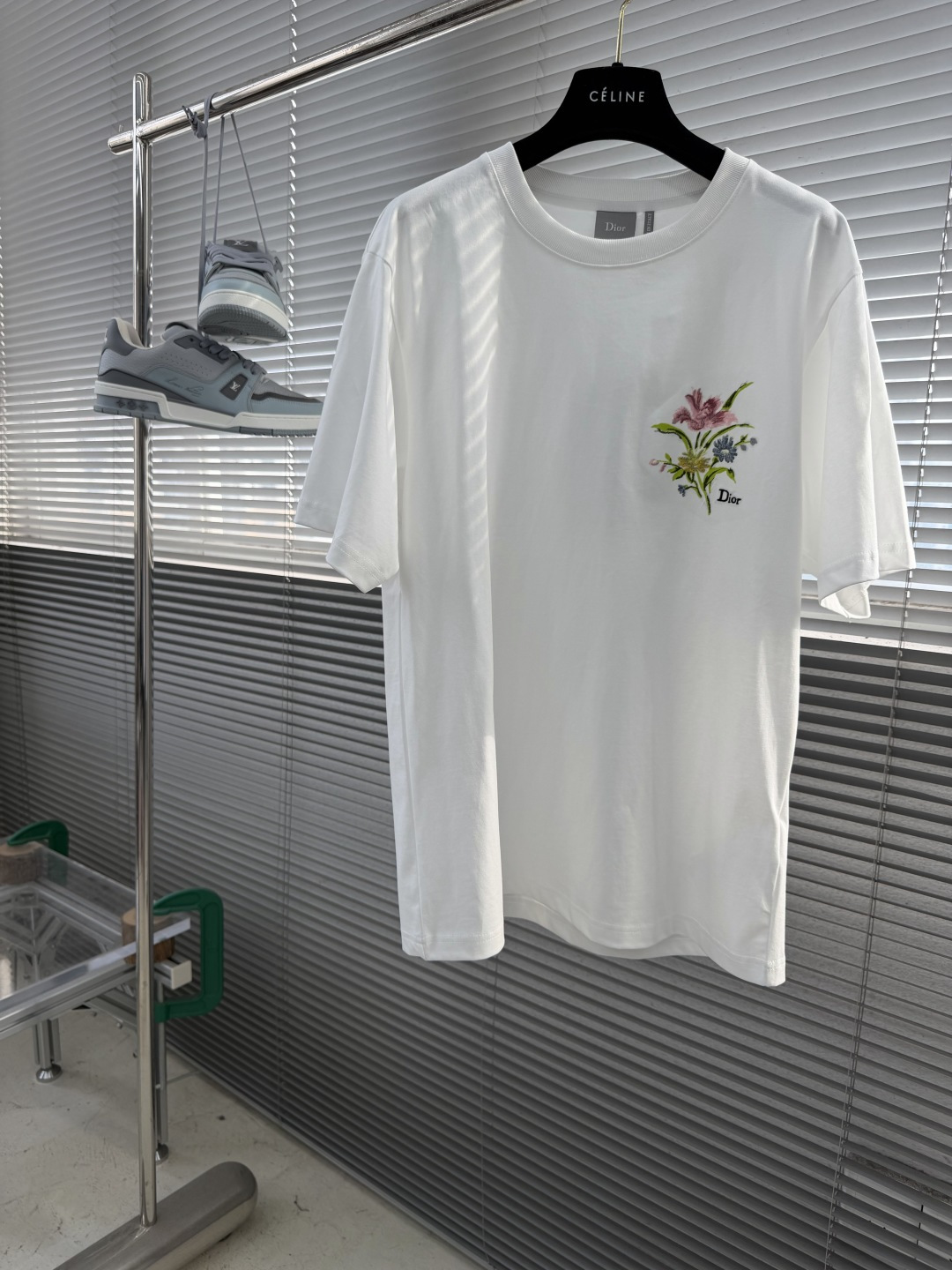NO:908993,-Dio flower embroidery printed short-sleeved T-shirt. This exquisite flower embroidery print on the chest has soft colors, full of details, elegant and romantic, and a simple round neck design. It is versatile and the embroidery technology is very recognizable. It looks great with jeans or casual pants, and you can easily get a sense of luxury! Suitable for you who like exquisite life!  Size S M L19860909-Dio花卉刺绣印花短袖T恤.这款胸前精致花卉刺绣印花工艺,色彩柔和,细节满满,优雅又浪漫,圆领设计简约.百搭,刺绣工艺超有辨识度,随便搭牛仔裤或休闲裤都很出彩,轻松 get高级感!适合喜欢精致生活的你！ 码数S M L XL 衣长69717375 胸围 103 107 111115 肩宽 44.5 46 47.5 49,,dior,jeans,T-shirt,tees，t-shirt,,Men's clothing