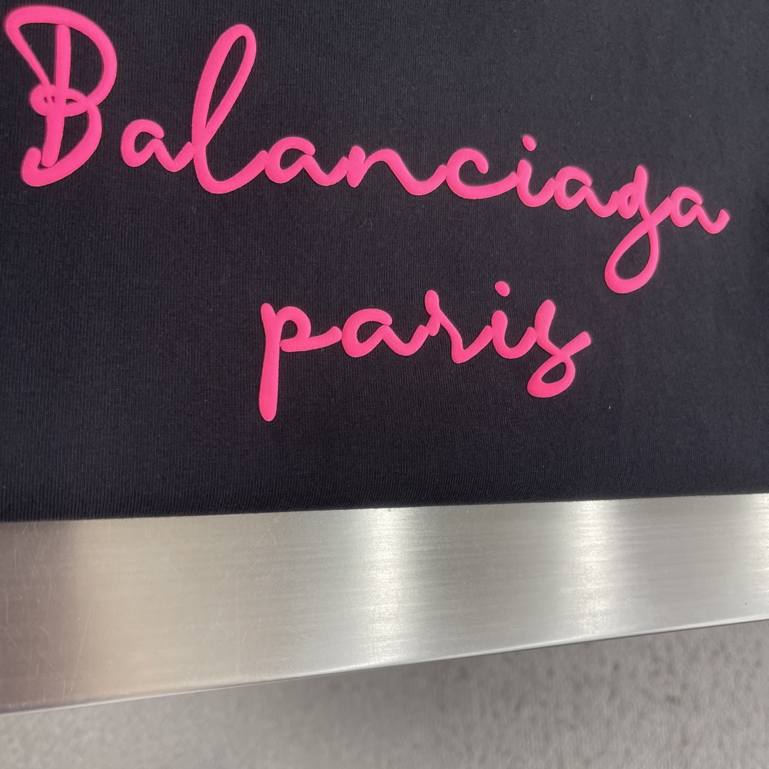 -Balenciag    字母元素短T纯棉柔软洗水磨破处理荧光粉发泡logo为夏天增添了色彩微阔版型，