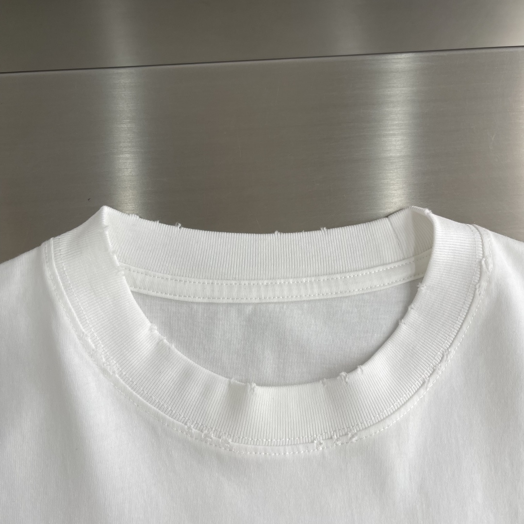 -Balenciag    字母元素短T纯棉柔软洗水磨破处理荧光粉发泡logo为夏天增添了色彩微阔版型，