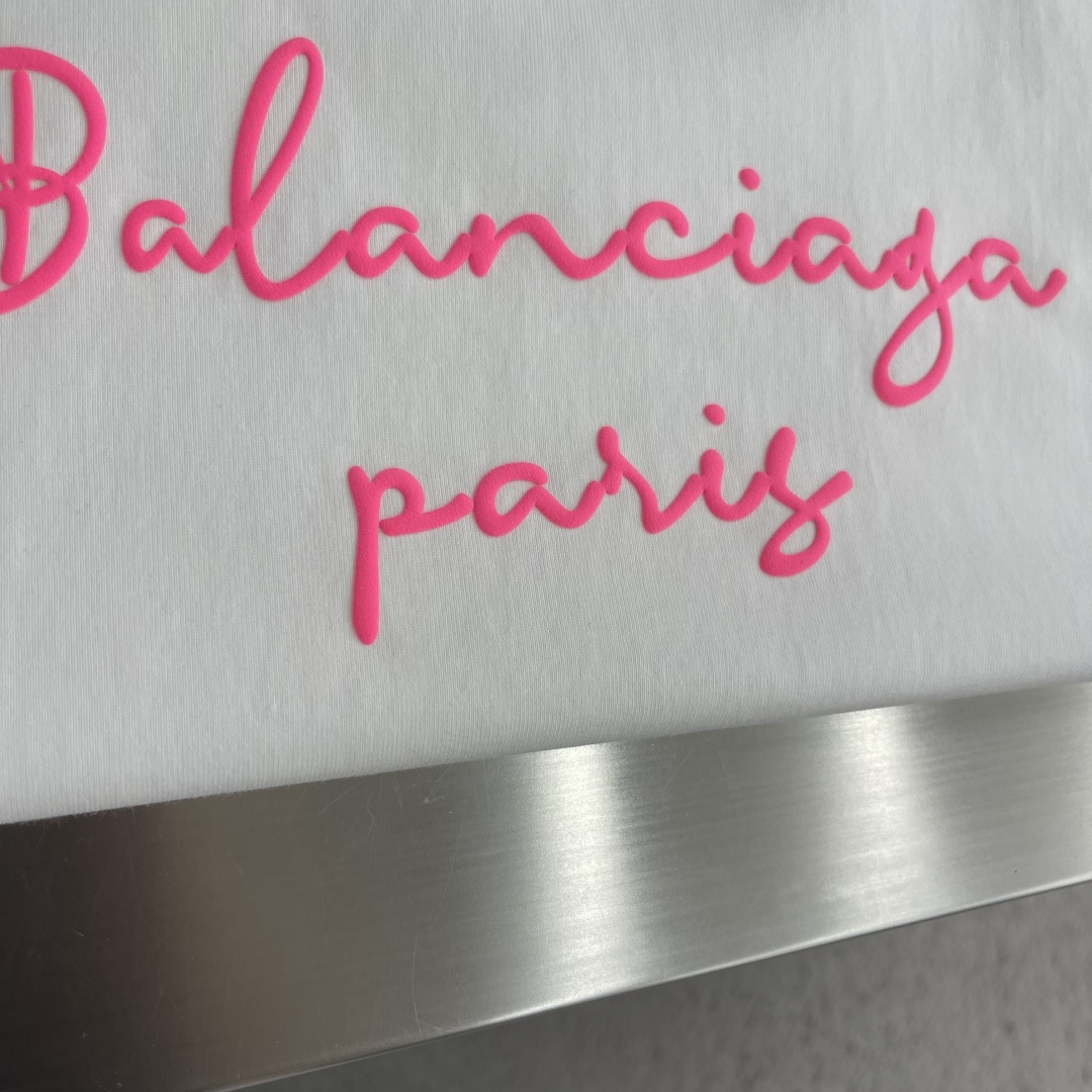 -Balenciag    字母元素短T纯棉柔软洗水磨破处理荧光粉发泡logo为夏天增添了色彩微阔版型，