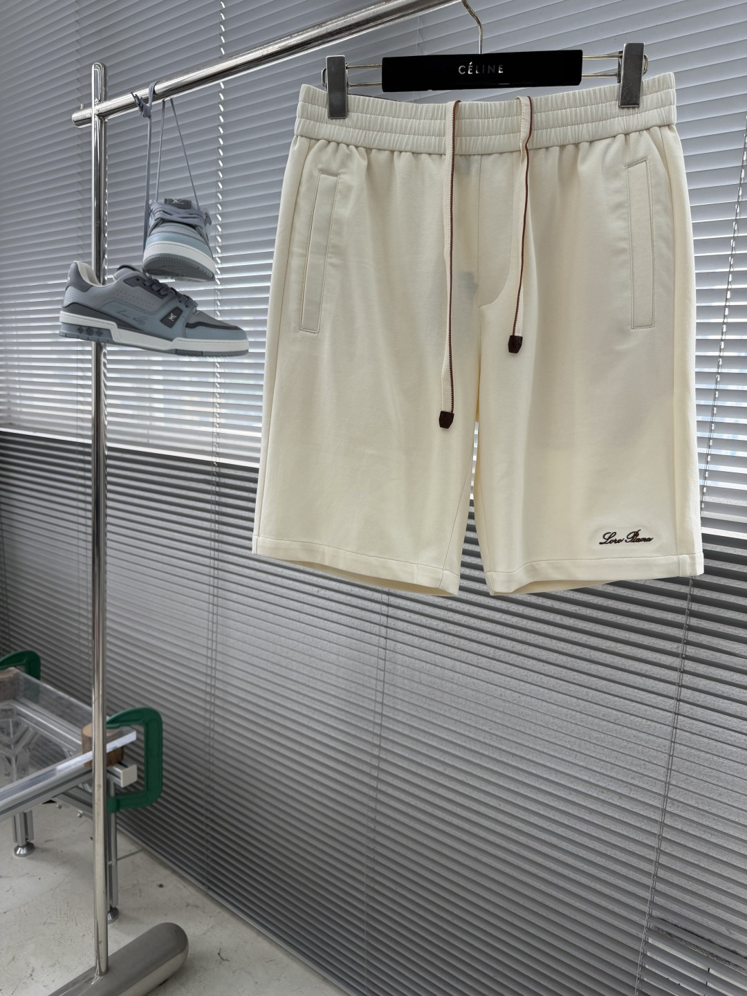NO:935510,- Loro Piana 26SS new shorts. These shorts are made of high-quality polyester-cotton blended base material and woven with high-elastic spandex fiber. The fabric texture is dense and compact, and the surface is smooth and smooth. It combines the warm and skin-friendly feel of cotton with the anti-wrinkle and wear-resistant properties of polyester. It is supplemented by spandex and has outstanding resilience and toughness. The upper body fits the body shape without being tight. It is not easy to deform and wrinkle after long-term wear. It has a high-end matte texture and is elegant when worn.  The brand's loose fit, Loro Piana's classic letter logo embroidered on the trouser legs, enhances brand recognition and fashion sense, and the contrasting color waistband at the inner and rear waist easily creates a low-key yet detailed design. The silhouette is simple and neat, creating a capable posture, and can easily adapt to diverse scenarios such as business negotiations and daily travel. The tailoring optimizes body proportions, neat and not dragging, and is definitely a must-have item for daily travel and business. Size 48 50 52 54  56 (M-3XL),,loro piana,shorts,19860909-Loro Piana 26SS款新款短裤 这款短裤采用优质涤棉混纺基材,融合高弹氨纶纤维织造而成,面料肌理密实紧致,表面光洁顺滑.兼顾棉质温润亲肤感与涤纶抗皱耐磨特性,辅以氨纶加持,回弹韧性出众,上身贴合身形不紧绷,久穿不易变形起皱,自带高级哑光质感,穿搭尽显雅致档次. 品牌宽松版型,裤腿绣上Loro Piana 经典字母logo,提升品牌辨识度与时尚感,内后腰撞色腰头,轻松塑造低调又不失细节的设计巧思,版型简约利落,塑造干练姿态,轻松适配商务洽谈、日常出行等多元场景.剪裁优化身材比例,利落不拖沓,绝对是日常出行和商务必备单品. 尺码48 50 52 54 56（M-3XL）,,loro piana,shorts,,Men's clothing