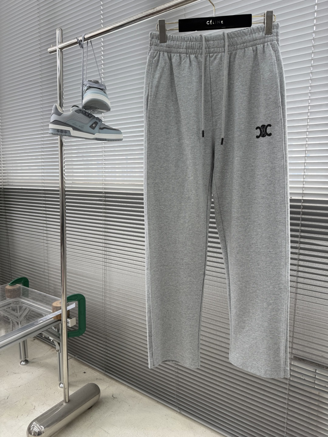 NO:917122,/1 piece (all sizes) -Celin's new casual sweatpants with embroidered details, focusing on minimalist old-money style. The black Triomphe Arc de Triomphe logo is the visual focus, with a sense of high-end relaxation. Minimalism, a single-tone high-end sense, no unnecessary modifications. The contrasting logo embellishment is a low-key luxury and daily dignity. A pair of easy-to-wear sweatpants hides the relaxation of life. The drape fabric is not tight, and you walk with wind, free and casual.  The classic black and gray colors are eye-catching and versatile. You don’t have to think hard about matching, you can wear a white T to look French and lazy. Wear the logo on your body, it is unobtrusive but recognizable. The straight version modifies the leg shape, and it can be worn in sporty style to give a sense of quiet luxury. Sizes M-XXXL,,celine,19860909/1条（齐码） -Celin 新款绣花细节休闲卫裤,主打极简老钱风,黑色Triomphe凯旋门Logo是视觉焦点,自带高级松弛感. 极简主义,单色调的高级感,无需多余修饰.撞色Logo点缀,是低调的奢华,也是日常的体面. 一条好穿的卫裤,藏着生活的松弛感.垂坠面料不紧绷,走路带风,自在随性. 经典的黑、灰两色,耐看又百搭.不用费力思考搭配,一件白T就能穿出法式慵懒. 把Logo穿在身上,不张扬却有辨识度.直筒版型修饰腿型,运动风也能穿出静奢感. 尺码M-XXXL,,celine,,Men's clothing