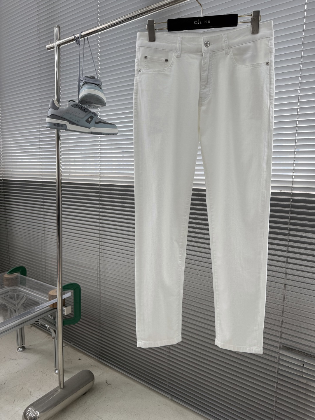NO:912742,-EA Ama Ni solid color denim trousers, neat tailoring visible to the naked eye, small straight-leg style!  Custom-woven and dyed denim denim fabric, the waistband is a classic leather label!  Dense and neat wiring, customized hardware with logo engraving, classic placket zipper, five-pocket basic style, easy on the upper body!  Code number 29-38 (37),,19860909-EA 阿玛泥 纯色牛仔长裤 肉眼可见的利落裁剪,小直筒款裤型！定织定染牛仔丹宁布面,裤腰是经典的皮标！密实齐整走线,客供定制五金并有logo雕刻,经典门襟拉链,五口袋的基础款,上身不挑人！ 码数29-38（37）,,,Men's clothing