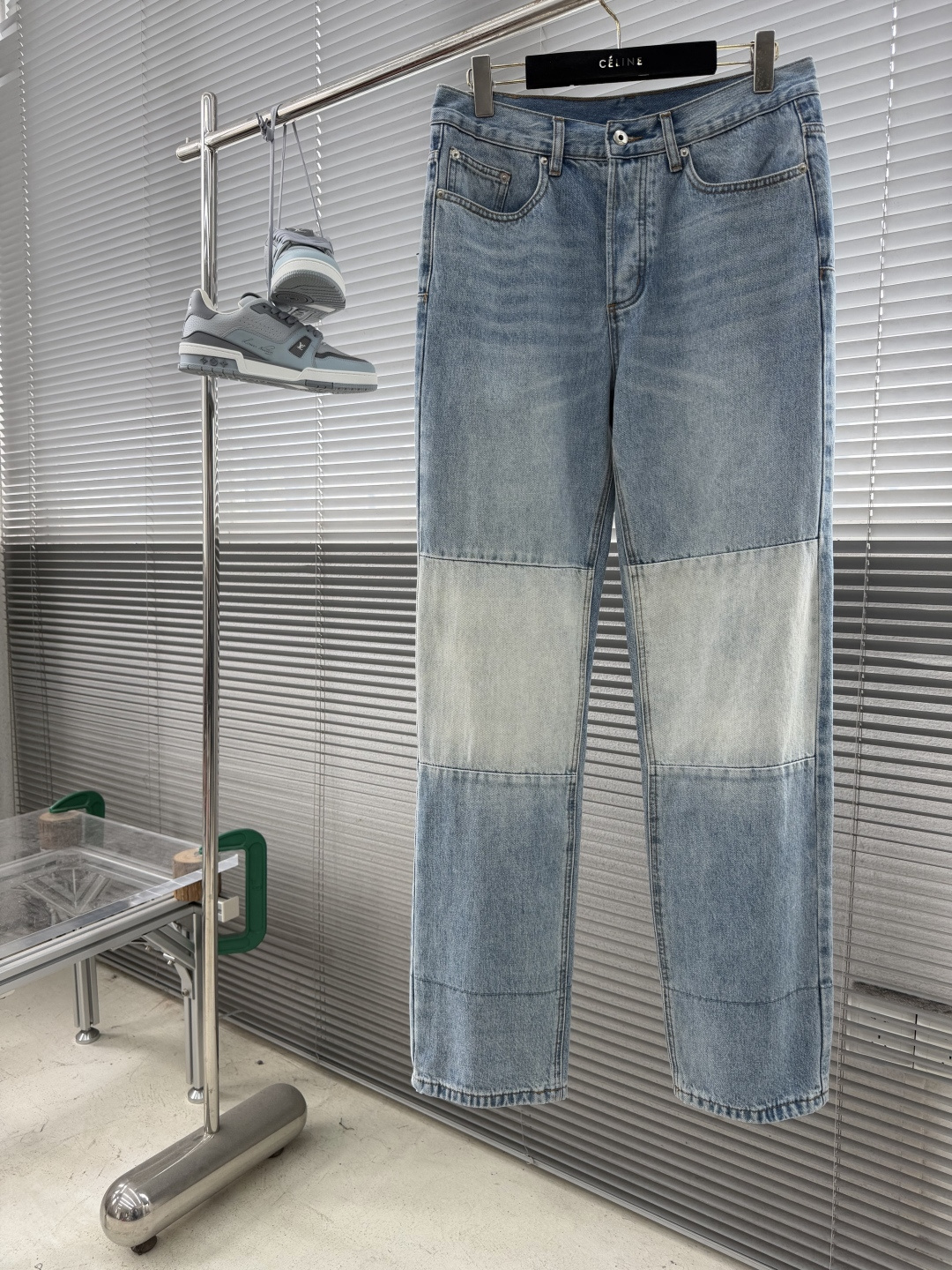 NO:908988,-Dio's new patchwork jeans. These long, regular-fit jeans pay homage to the practical style of this classic piece. Crafted from blue cotton twill, they feature patchwork-effect panels at the knees, a striped lining at the cuffs, a Dio* leather patch on the back waist and topstitching on the pockets for a unique look. Pair with a T-shirt for a contrasting, casual look. Size 30 31 32 33 34 36 Length 116  117 118 119 121 Waist 788286909498 Hip 95 99 103 107 111 115,,dior,jeans,tees,t-shirt,19860909-Dio 新款拼接牛仔裤.这款长款常规版型牛仔裤向这种经典单品的实用风格致敬.采用蓝色棉质斜纹面料精心制作,膝盖处饰以拼饰效果拼接,裤脚处搭配有条纹里料,后腰Dio*皮革标牌和口袋缉面线,别具一格.可与T恤搭配,打造对比鲜明的休闲时尚造型. 码数30 31 32 33 34 36 裤长 116 117 118 119 121 腰围788286909498 臀围95 99 103 107 111 115,,dior,jeans,tees，t-shirt,,Men's clothing