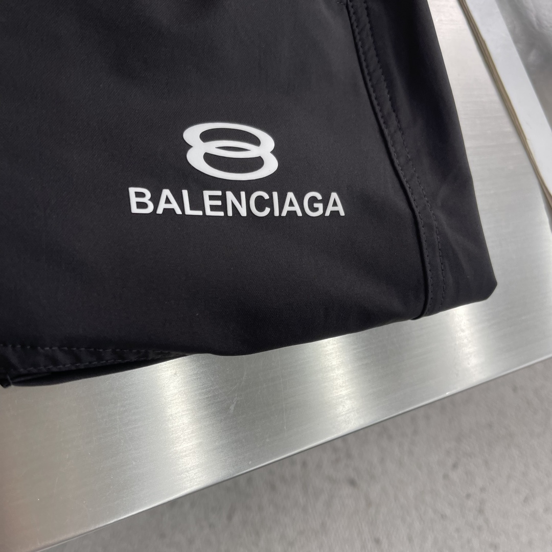 -Balenciag     新款夏季小弯刀休闲裤，高定优质面料，面料细腻 面料整体感觉偏工装面料，手感