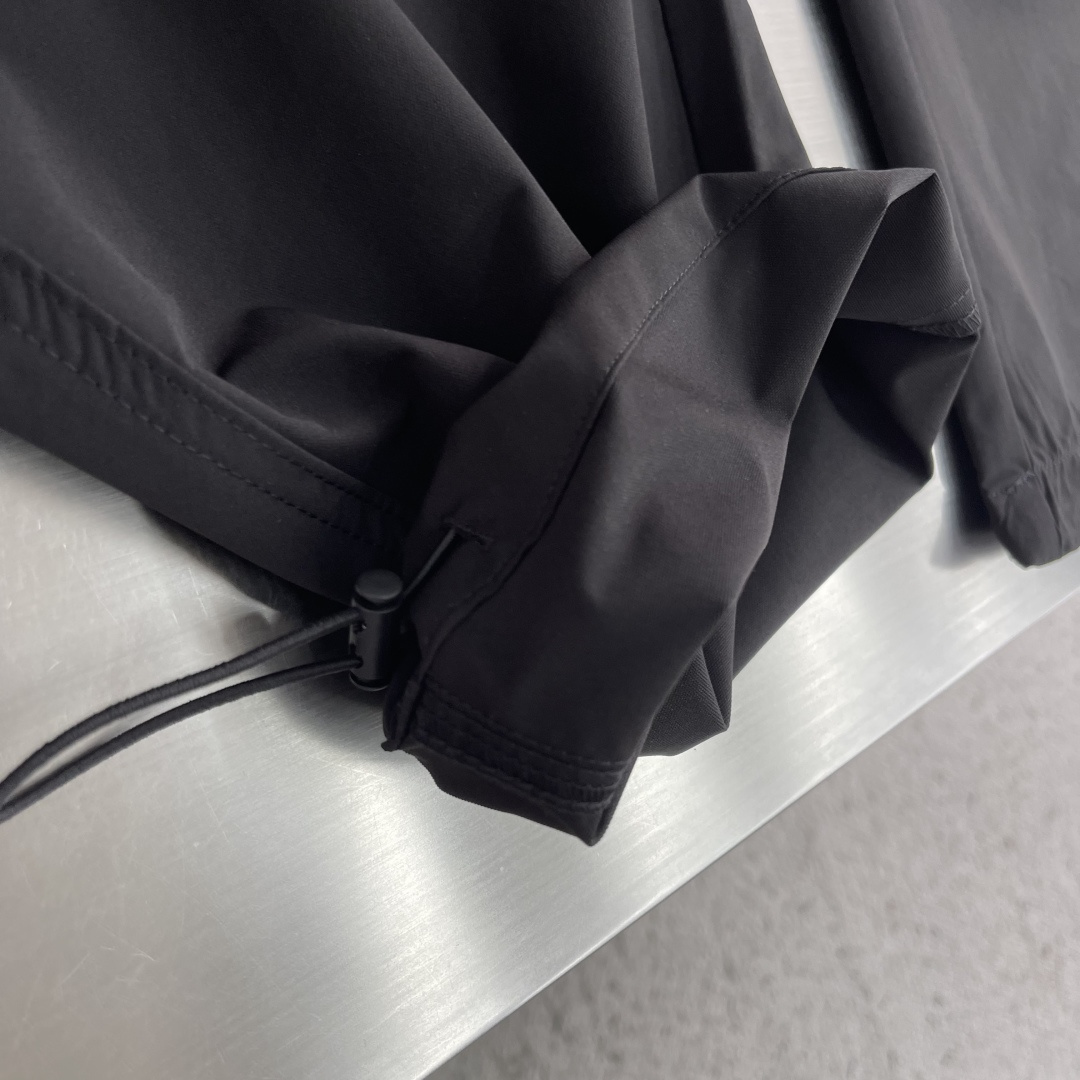-Balenciag     新款夏季小弯刀休闲裤，高定优质面料，面料细腻 面料整体感觉偏工装面料，手感