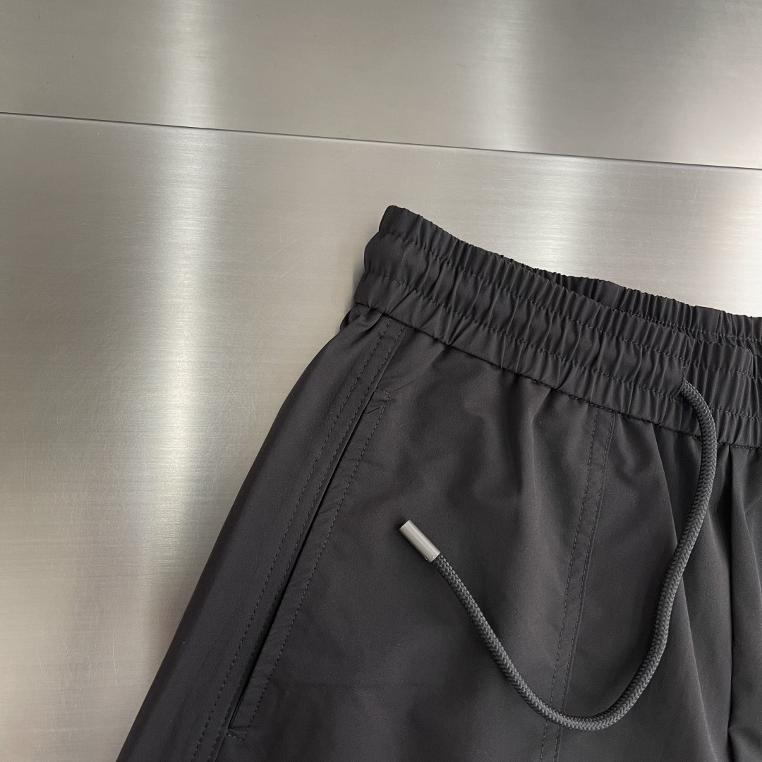 -Balenciag     新款夏季小弯刀休闲裤，高定优质面料，面料细腻 面料整体感觉偏工装面料，手感