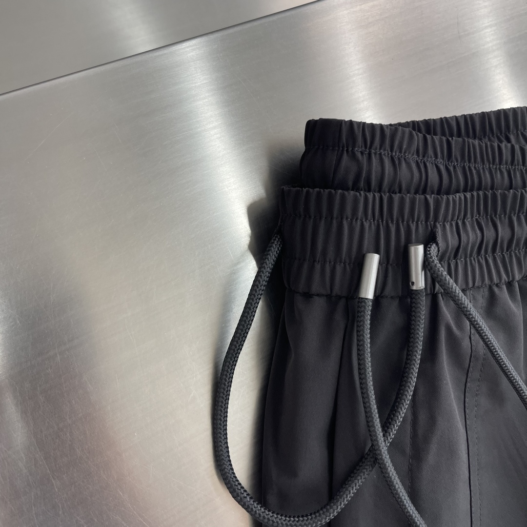 -Balenciag     新款夏季小弯刀休闲裤，高定优质面料，面料细腻 面料整体感觉偏工装面料，手感