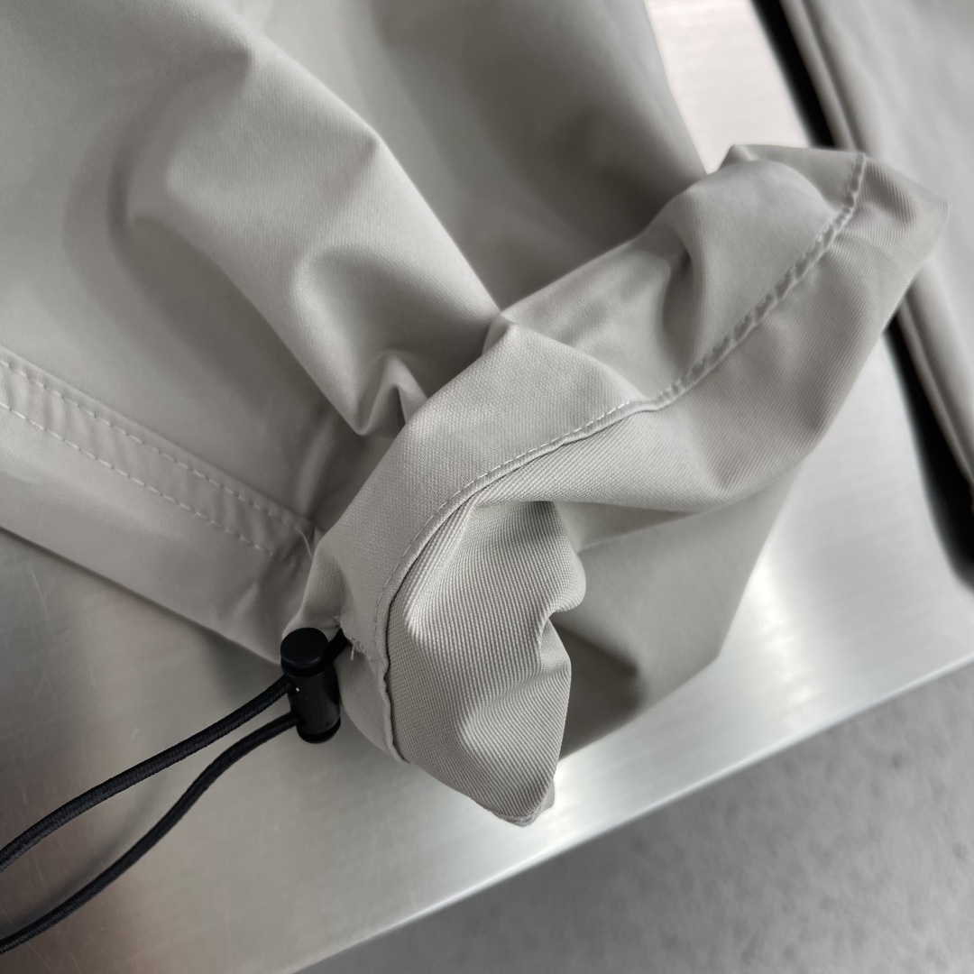 -Balenciag     新款夏季小弯刀休闲裤，高定优质面料，面料细腻 面料整体感觉偏工装面料，手感