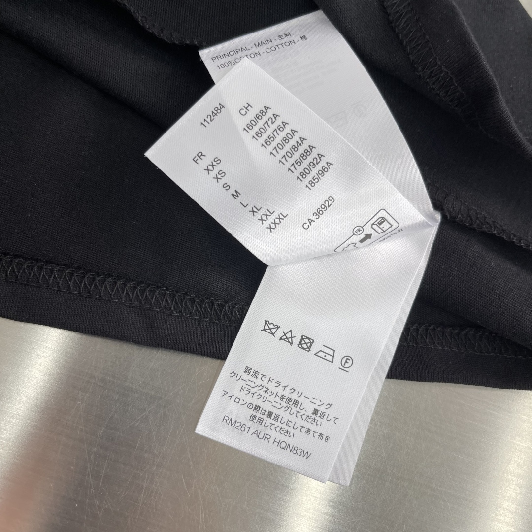 -驴牌    26早秋新款休闲圆领T黑色底色 + 白色印花，经典百搭不过时前胸图案由”1V字母 + 房屋