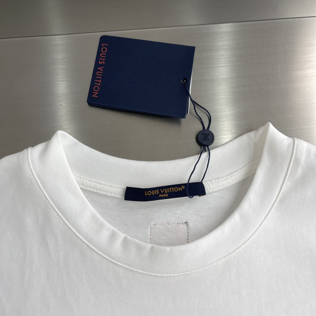 -驴牌     27早秋新款白T立体压印大logo质感拉满软糯亲肤的面料太舒服了宽松版型不挑身材单穿叠搭