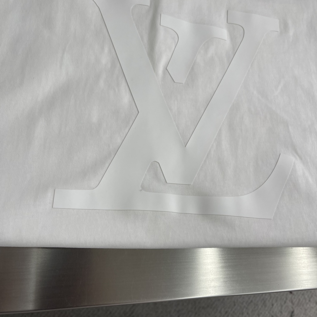 -驴牌     27早秋新款白T立体压印大logo质感拉满软糯亲肤的面料太舒服了宽松版型不挑身材单穿叠搭