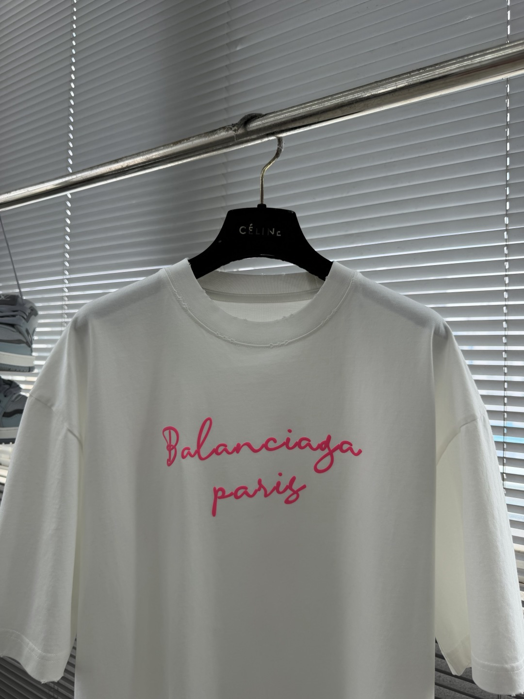 -Balenciag    字母元素短T纯棉柔软洗水磨破处理荧光粉发泡logo为夏天增添了色彩微阔版型，