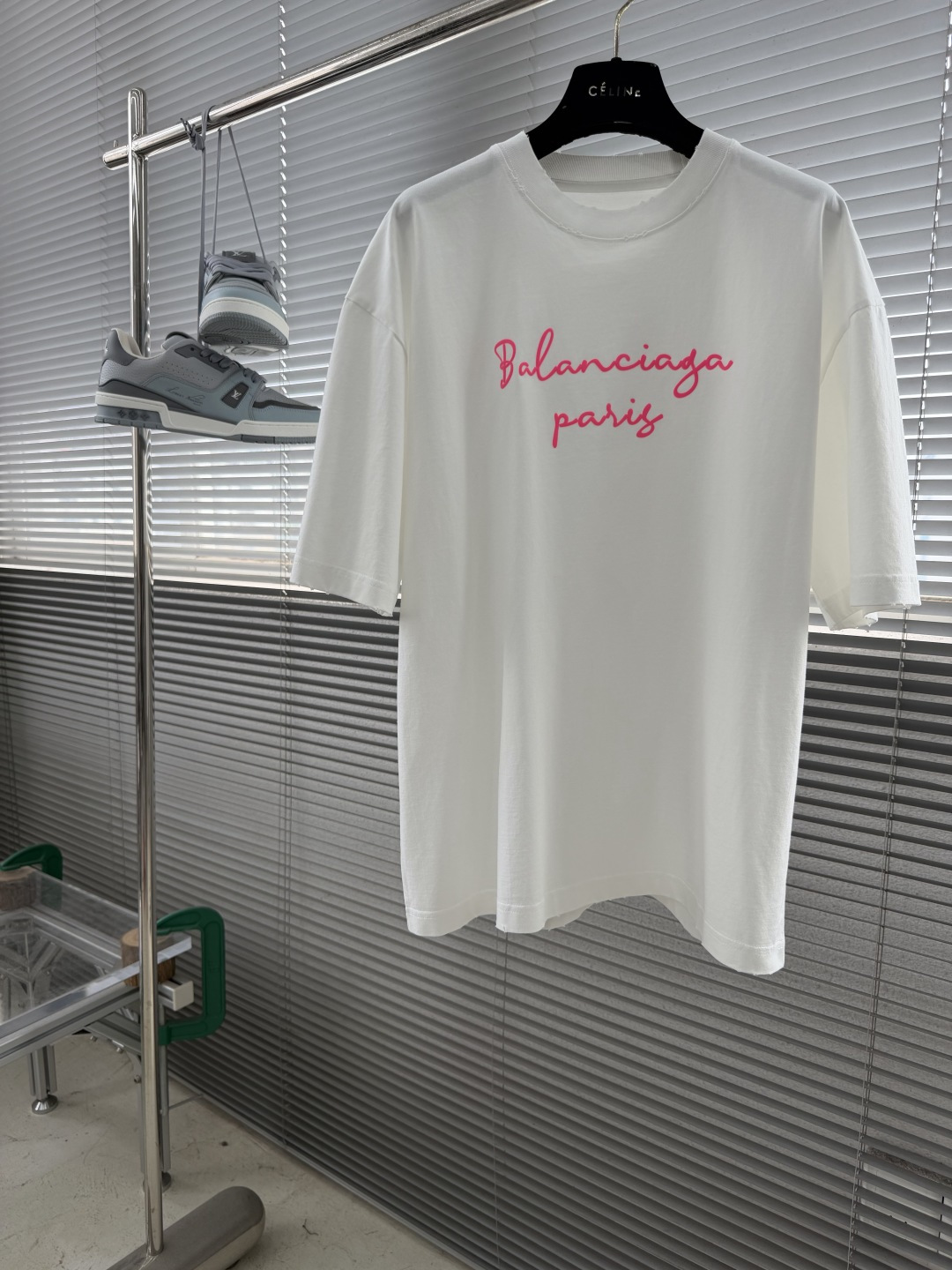 -Balenciag    字母元素短T纯棉柔软洗水磨破处理荧光粉发泡logo为夏天增添了色彩微阔版型，