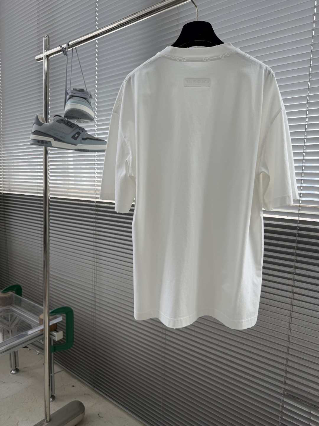 -Balenciag    字母元素短T纯棉柔软洗水磨破处理荧光粉发泡logo为夏天增添了色彩微阔版型，