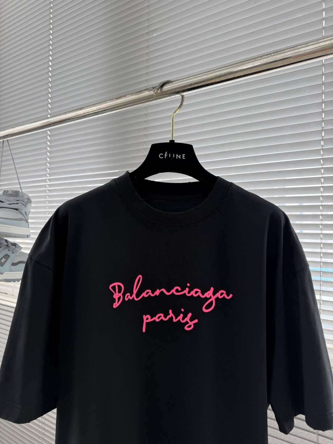 -Balenciag    字母元素短T纯棉柔软洗水磨破处理荧光粉发泡logo为夏天增添了色彩微阔版型，