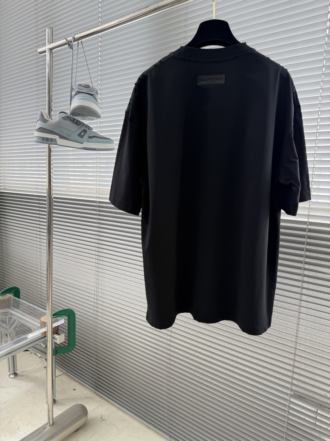 -Balenciag    字母元素短T纯棉柔软洗水磨破处理荧光粉发泡logo为夏天增添了色彩微阔版型，