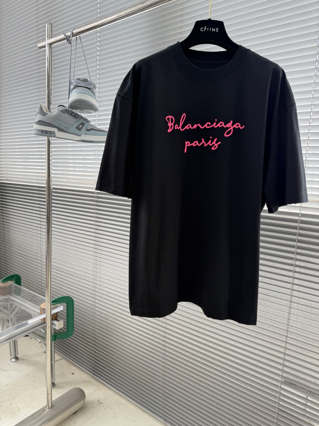-Balenciag    字母元素短T纯棉柔软洗水磨破处理荧光粉发泡logo为夏天增添了色彩微阔版型，