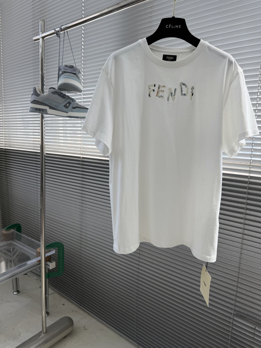 NO:904935,/1 piece 1/2 pieces (all sizes) -FEND letter contrast embroidery round neck short sleeves  High-definition combed pure cotton fabrics are selected, which are divided into navy blue and white floor-to-ceiling. The raw materials have been processed by pre-shrunk washing process to avoid the problem of shrinkage and hard deformation of ready-made garments from the source. The cotton fiber is tight and fine, the cloth surface is smooth and has no rough particles, and has a soft texture that is not stuffy or close to the skin. The navy blue is dyed through active deep dyeing and is not easy to turn white and old after repeated washing. The white material is made of original white raw materials, without the dazzling feeling of cheap bleaching, and will not turn yellow easily after long-term wear.  The contrasting thread embroidery of the letters on the chest is precision embroidered by an imported Tajima embroidery machine; multiple strands of cotton yarn blended embroidery thread of different colors are used, which are interspersed and sewn in sections. The embroidery thread has a staggered plush texture, which feels three-dimensional and uneven, with no floating threads, skipped threads, or missing stitches;  The navy embroidery is based on dark navy yarn, interspersed with light sky blue and off-white contrasting cotton threads, and is embroidered in layers. The dark and light colors are the same, and the outline of the letters is low-key highlighted on the navy body. The white embroidery is based on white embroidery thread, with navy blue, warm brown, and light blue yarns at random embellishments. The contrasting colors are brightly layered on the white background;  The neckline is made of custom-made high-elastic ribbed cotton, double-strand stitching, and double-stitched collar labels. The stitching is neat and dense, and the collar is evenly routed around the circumference, without twisting the collar or curling. The cuffs and hem are unified with double-needle flat stitching. The double-lines are regularly spaced in parallel to reinforce the stress-bearing parts. It is not easy to collapse and open seams due to daily pulling. The hem width is uniform, and the left and right cuffs and hems are symmetrical and neat. Size: SMLXL. Size: length, chest, shoulder width  S 68.5 106 47 M 70 110 48 L71.5 114 49 XL 73 118,,fendi,T-shirt,19860909/1件 1/2件（齐码） -FEND 字母撞色刺绣圆领短袖 选用高定精梳纯棉面料,分藏青、白双色落地,原料经过预缩水洗工艺处理,从根源规避成衣水洗缩水、发硬变形问题.棉纤维紧实细腻,布面平滑无粗糙颗粒,自带柔和质感,不闷肤不贴身；藏青色经过活性深染固色,反复洗涤不易发白泛旧,白色选用本白原料,无廉价漂白的刺眼感,久穿不易发黄. 胸前字母撞色线绣花采用进口田岛绣花机精密车绣；采用多股不同色棉纱混纺绣线,分段穿插车缝,绣线呈错落毛绒肌理,摸上去凹凸立体,无浮线、跳线、漏针瑕疵； 藏青款绣花以深藏青纱线为基底,穿插浅天蓝、米白撞色棉线分层穿插绣制,深浅同色系撞色,在藏青衣身低调凸显字母轮廓； 白色款绣花本白绣线打底,搭配藏青、暖棕、浅蓝三色纱线错落点缀,撞色跳色在白底色上层次鲜明； 领口定制高弹罗纹棉,双股车线锁边,领标分双标缝制,走线工整密实,领圈圆周走线均匀,不歪领、不卷边； 袖口、衣摆统一采用双针平车走线,双线平行间距规整,加固受力部位,日常拉扯不易崩线开缝；卷边宽度统一,左右袖口、下摆对称工整； 码数:SMLXL 尺码衣长胸围肩宽 S 68.5 106 47 M 70 110 48 L71.5 114 49 XL 73  118,,fendi,T-shirt,,Men's clothing