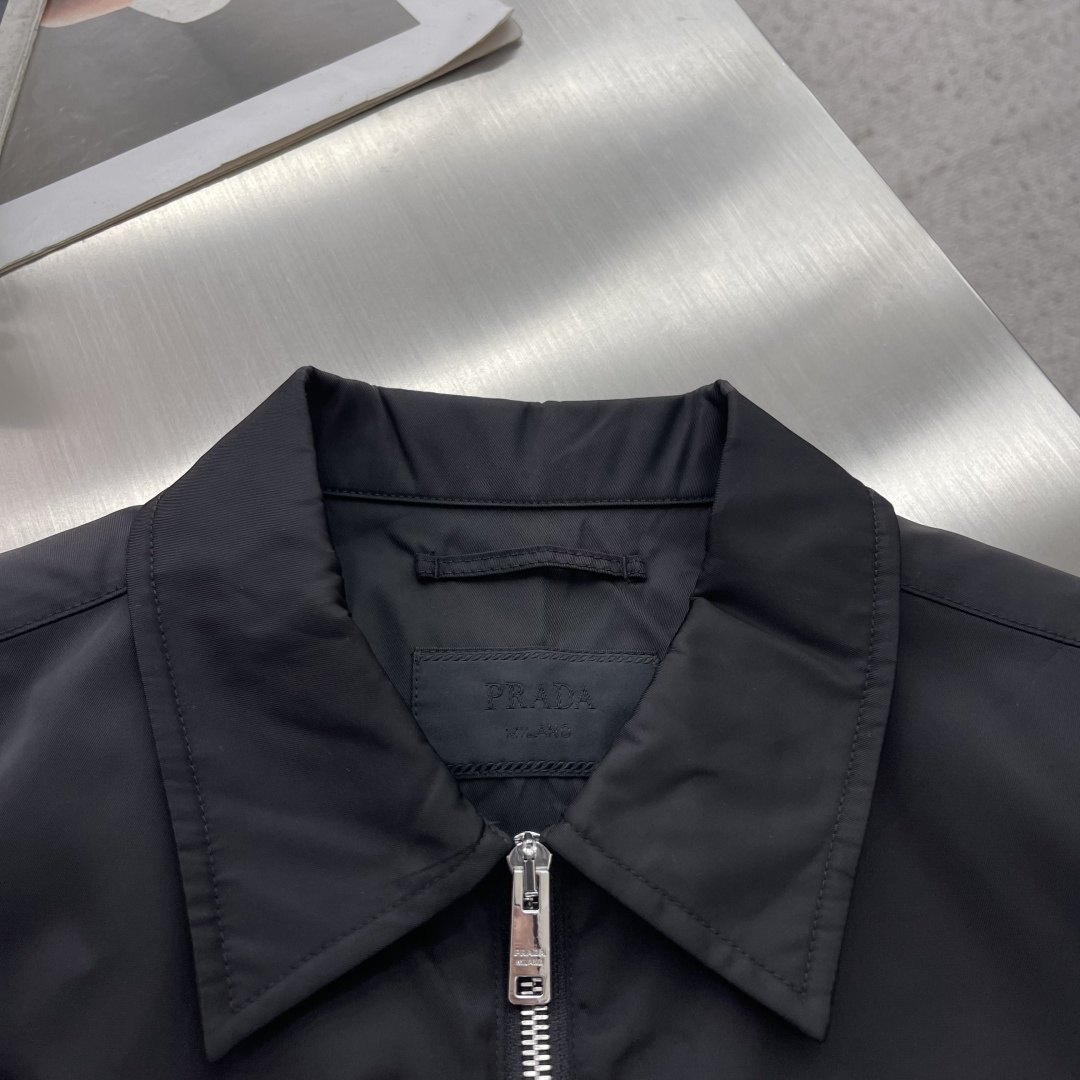 -PRAD    Re-Nylon徽章贴袋翻领拉链教练夹克外套 经典的代名词,从不花里胡哨...宽松体常