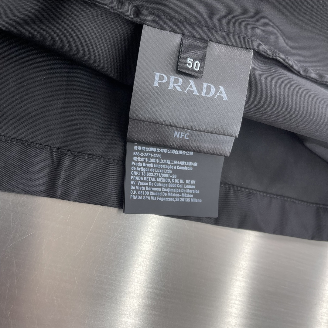 -PRAD    Re-Nylon徽章贴袋翻领拉链教练夹克外套 经典的代名词,从不花里胡哨...宽松体常