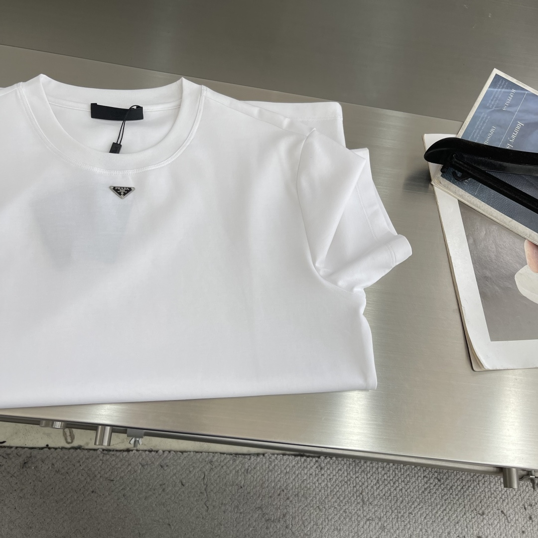 -PRAD  圆领  三角标 白色 短袖材质 液氨棉 经过酵素洗工艺，将面料蜕变成非常舒适且质感十足的特