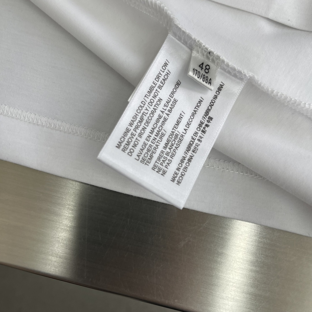 -PRAD  圆领  三角标 白色 短袖材质 液氨棉 经过酵素洗工艺，将面料蜕变成非常舒适且质感十足的特