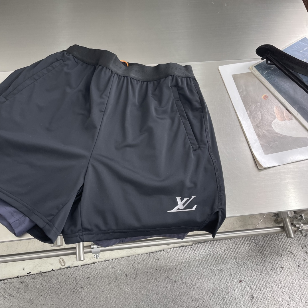 -驴牌    标识双层运动短裤定制云汐哑光经编泳布 垂坠挺括 柔滑亲肤 凝萃暗夜曜石黑的哑光肌理 于光影