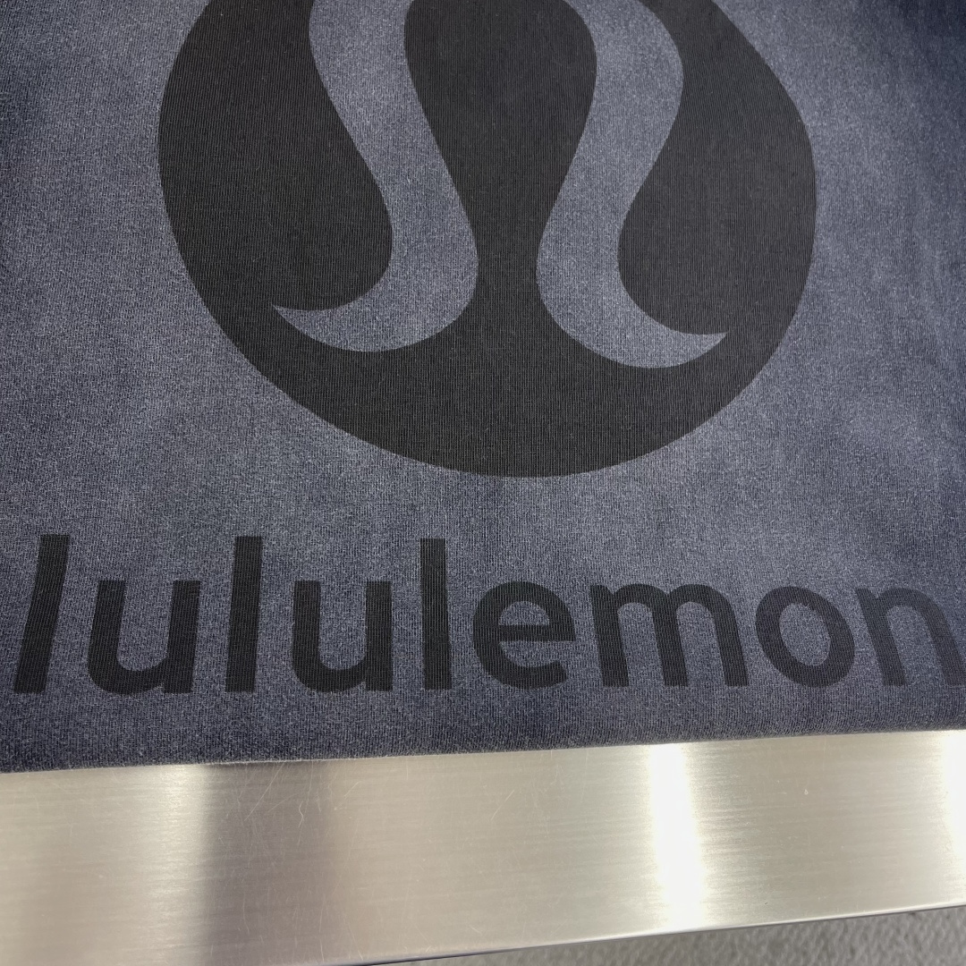 -lululemon    26夏季新款短袖，亮眼印花logo自带吸睛buff，宽松版型藏肉又自在，纯棉