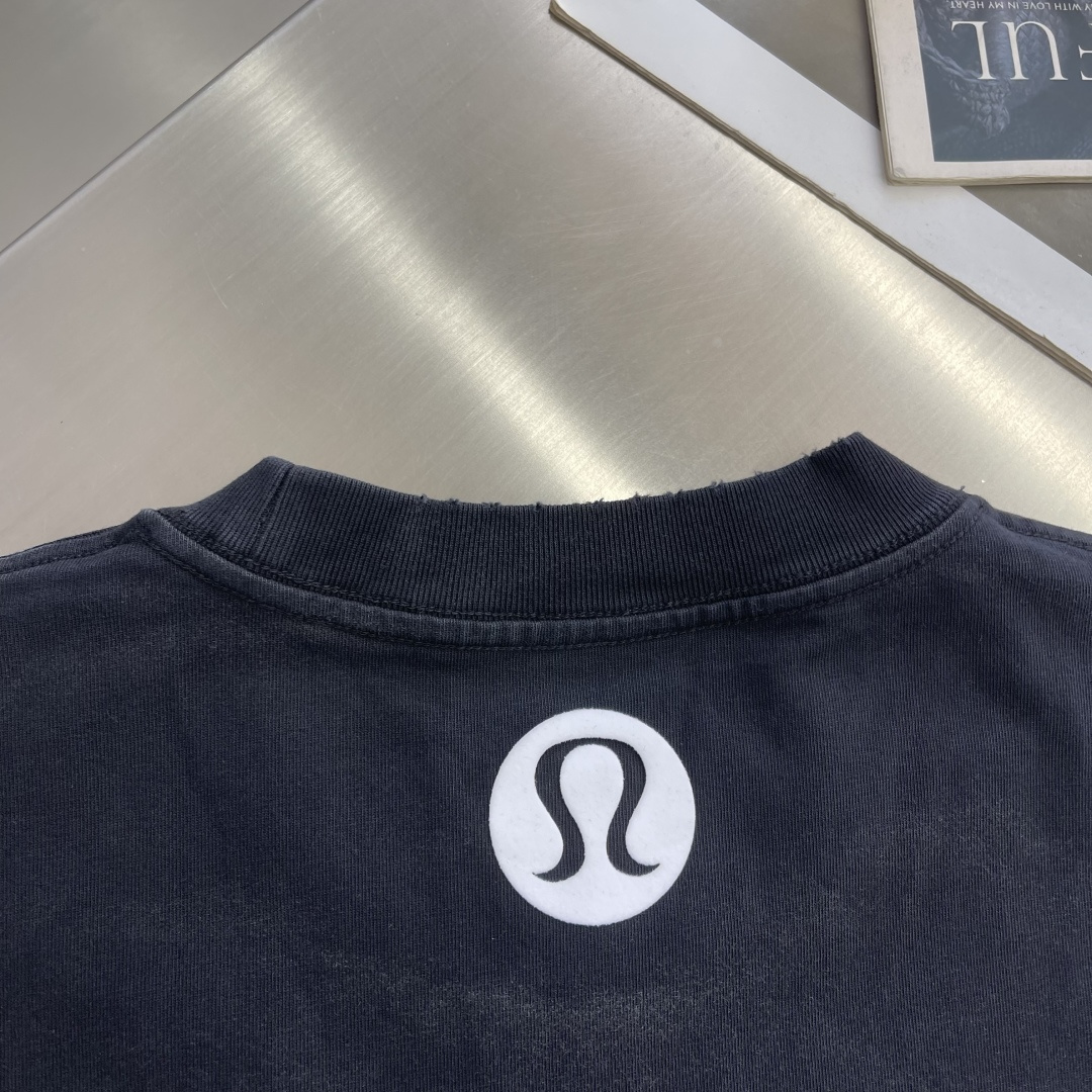 -lululemon    26夏季新款短袖，亮眼印花logo自带吸睛buff，宽松版型藏肉又自在，纯棉
