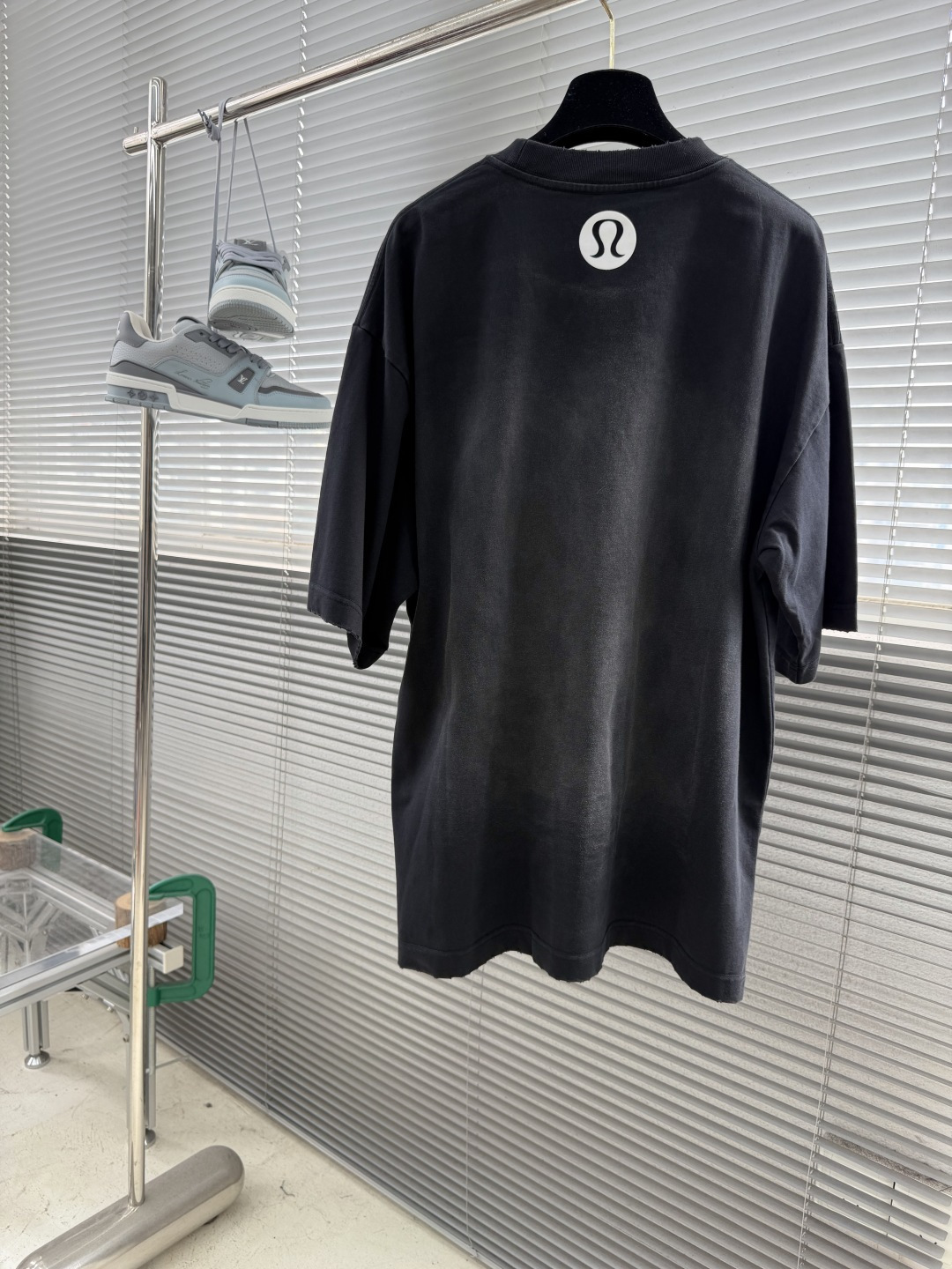 -lululemon    26夏季新款短袖，亮眼印花logo自带吸睛buff，宽松版型藏肉又自在，纯棉