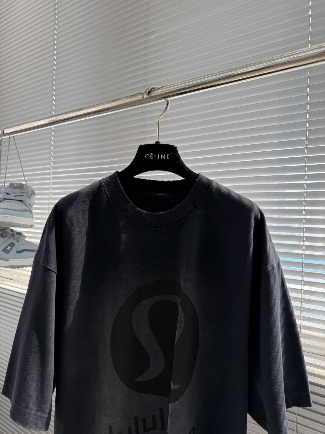 -lululemon    26夏季新款短袖，亮眼印花logo自带吸睛buff，宽松版型藏肉又自在，纯棉