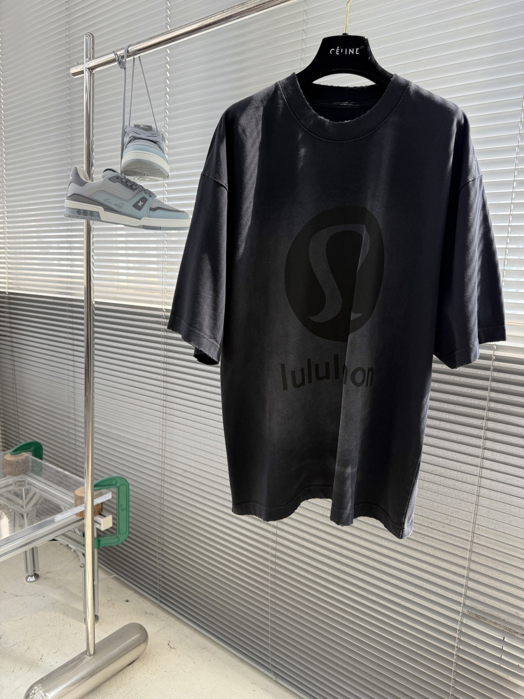 -lululemon    26夏季新款短袖，亮眼印花logo自带吸睛buff，宽松版型藏肉又自在，纯棉