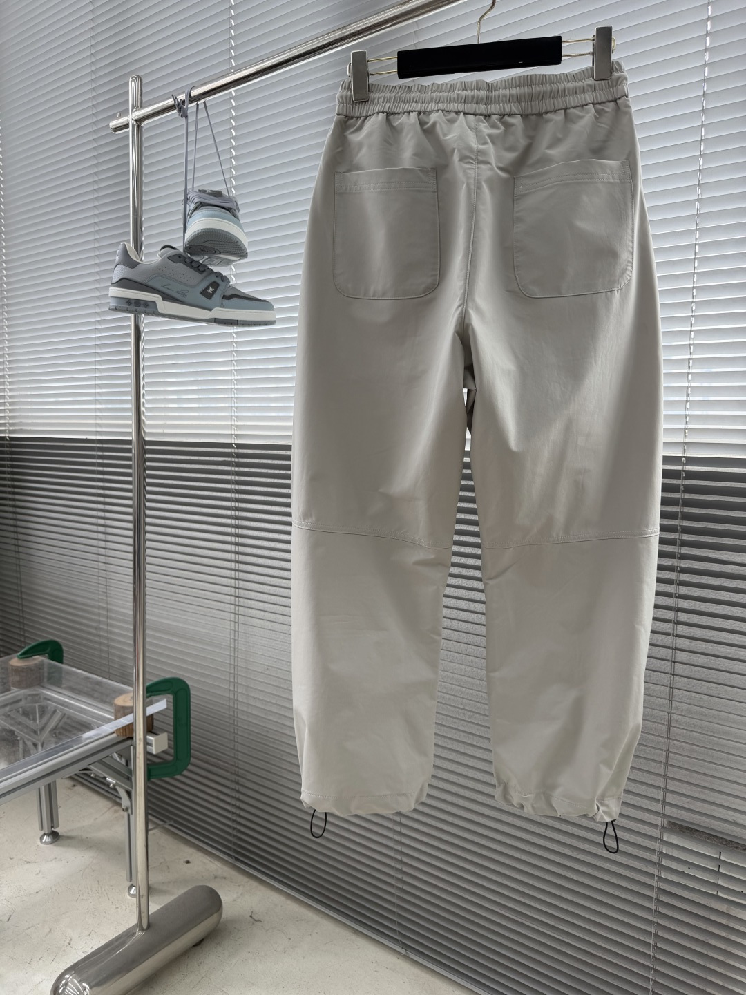 -Balenciag     新款夏季小弯刀休闲裤，高定优质面料，面料细腻 面料整体感觉偏工装面料，手感