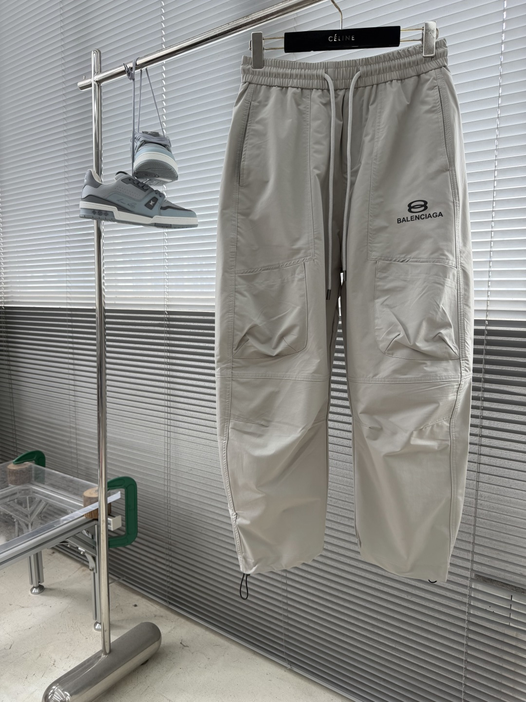 -Balenciag     新款夏季小弯刀休闲裤，高定优质面料，面料细腻 面料整体感觉偏工装面料，手感