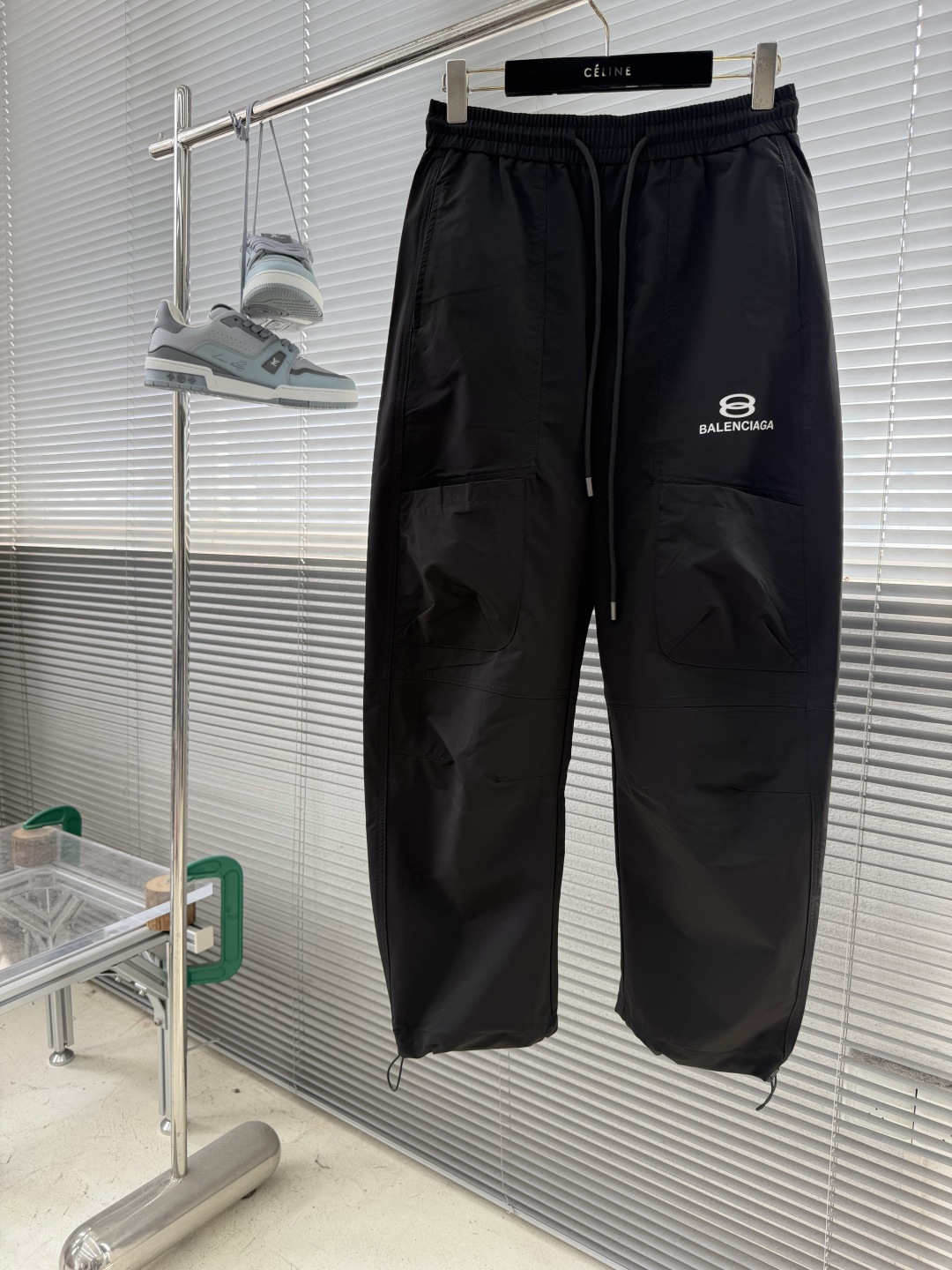 -Balenciag     新款夏季小弯刀休闲裤，高定优质面料，面料细腻 面料整体感觉偏工装面料，手感