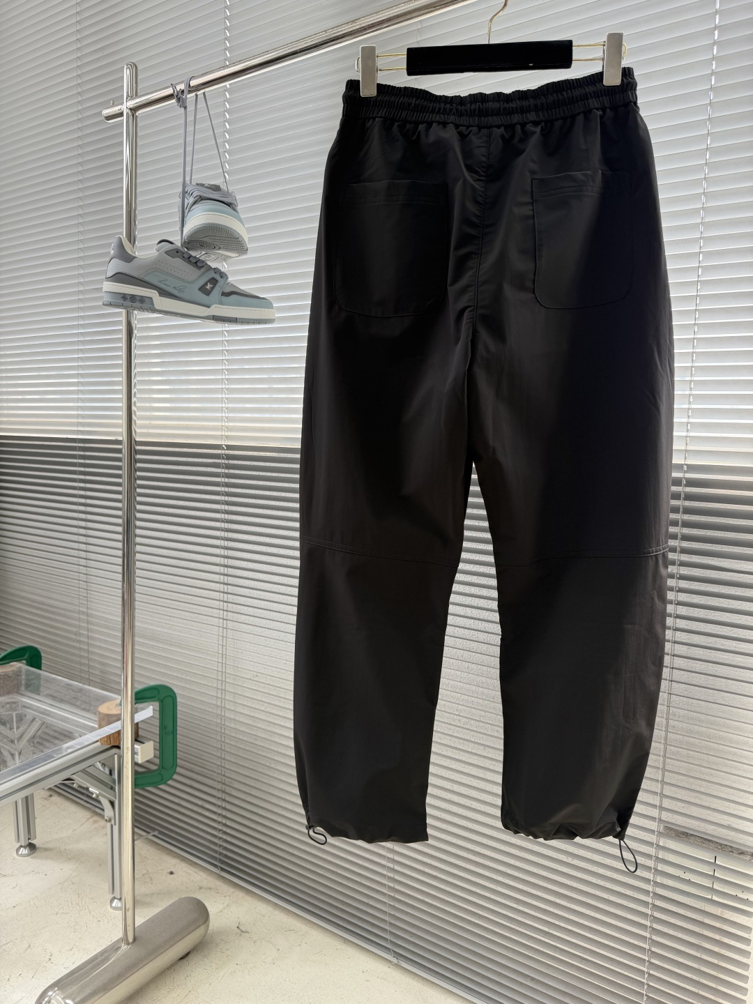 -Balenciag     新款夏季小弯刀休闲裤，高定优质面料，面料细腻 面料整体感觉偏工装面料，手感