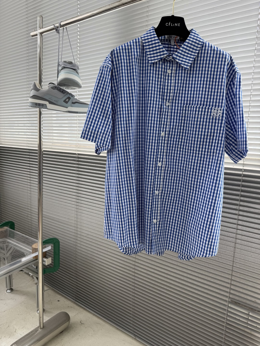 NO:938217,-Loewe Anagram embroidered plaid short-sleeved shirt, custom-made cloud plaid cotton, crisp and stylish, skin-friendly and comfortable. Cobalt blue and off-white interweave into a clear sky plaid, which resembles the morning mist of the Iberian Peninsula. It is smudged with relaxed and noble summer soft light. The chest patch pocket is embellished with precision embroidery. The iconic Anagram logo of LOEW* is engraved. The brand genes are quietly revealed in the plaid. The low-key and luxurious identity imprint is demonstrated quietly.  Adopt imported machine embroidery technology, use advanced computer control system and precision mechanical components to realize Loew* Anagram embroidery operation, with high precision, smooth and delicate lines. Infrared positioning cutting machine achieves precise positioning of materials through infrared transmitter and infrared receiver. The accuracy can reach the micron level, thereby meeting the effect of high-precision cutting of plaid alignment and strip alignment. The fabrics have been fermented and have a better hand feel and texture. Not easy to deform, not easy to shrink, not easy to fade, and maintain long-term beauty. Size 37  38 39 40 Bust 124 128 132 136 Length 75777981 Shoulder width 51 52.5 54 55.5,,loewe,shirts,T-shirt,19860909-Loewe Anagram 刺绣格纹短袖衬衫 定制云絮格纹棉 挺括有型 亲肤舒适 钴蓝与米白交织成晴空格纹 似伊比利亚半岛晨雾漫海 晕染松弛矜贵的夏日柔光 胸前贴袋缀以精密刺绣 镌刻LOEW*标志性Anagram标识 于格纹间悄然显露品牌基因 不动声色间彰显低调奢贵的身份印记 采用进口机刺绣工艺 使用先进的计算机控制系统和精密的机械部件 实现Loew* Anagram刺绣作业 精度高 线条流畅而细腻 红外线定位裁床 通过红外发射器和红外接收器来实现对材料的精准定位 精度可达到微米级别 从而满足格纹对条对位高精度裁剪的效果 面料都经过酵洗 手感质感更佳 不易变形 不易缩水 不易褪色 保持长久的美观 尺码 37 38 39 40 胸围 124 128 132 136 衣长75777981 肩宽51 52.5 54 55.5,,loewe,shirts,T-shirt,,Men's clothing