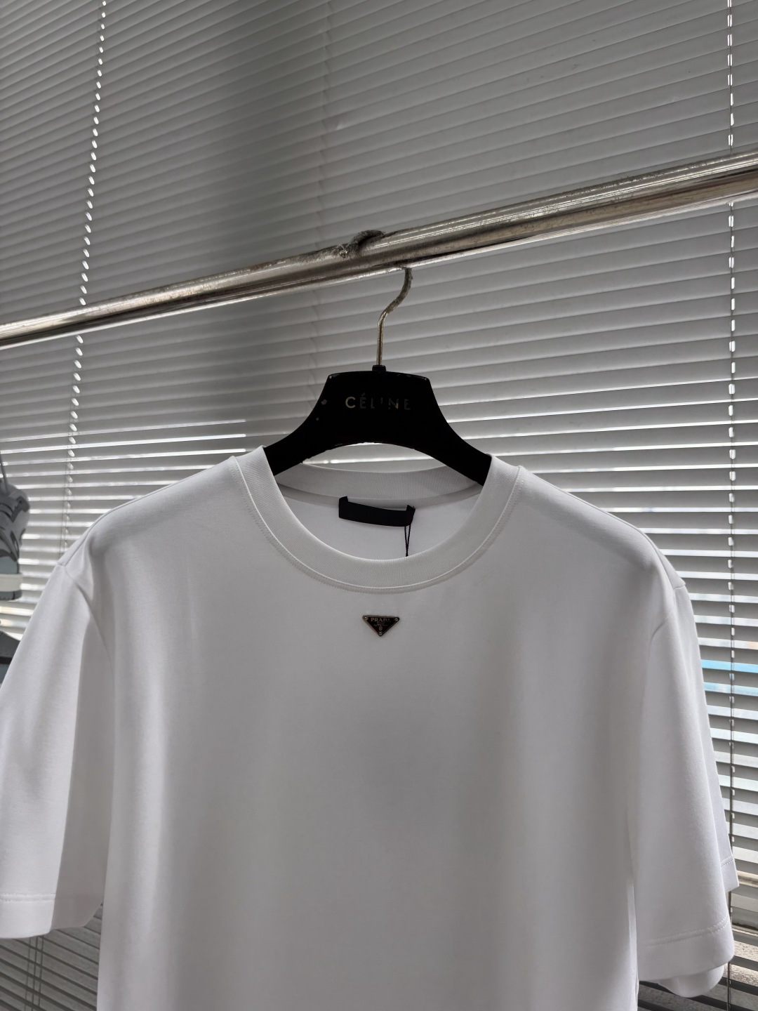 -PRAD  圆领  三角标 白色 短袖材质 液氨棉 经过酵素洗工艺，将面料蜕变成非常舒适且质感十足的特