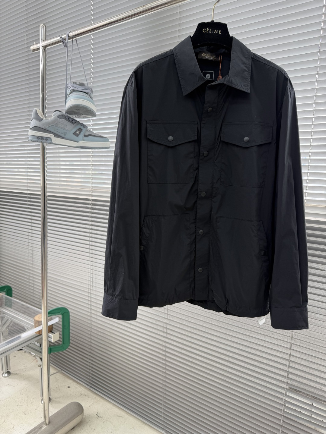 -Loro Piana    新款翻领黑色 纽扣衬衫外套面料成份:88.6%锦纶11.4%氨纶男士通勤刚