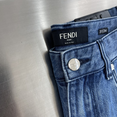 短裤-FEND 最新皮标短裤牛仔裤藏蓝色牛仔布舒适贴肤直筒剪裁五口袋短裤 以背面贴袋Fendi 皮 短裤-FEND 最新皮标短裤牛仔裤藏蓝色牛仔布舒适贴肤直筒剪裁五口袋短裤 以背面贴袋Fendi 皮