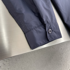 -PRAD 饰标翻领小外套精选高密织造尼龙面料,纤维肌理紧实饱满,整体质地轻盈轻薄,上身零负重。 -PRAD 饰标翻领小外套精选高密织造尼龙面料,纤维肌理紧实饱满,整体质地轻盈轻薄,上身零负重。