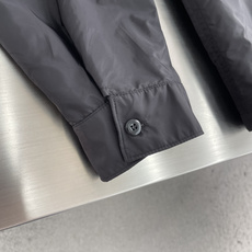 -PRAD 饰标翻领小外套精选高密织造尼龙面料,纤维肌理紧实饱满,整体质地轻盈轻薄,上身零负重。 -PRAD 饰标翻领小外套精选高密织造尼龙面料,纤维肌理紧实饱满,整体质地轻盈轻薄,上身零负重。